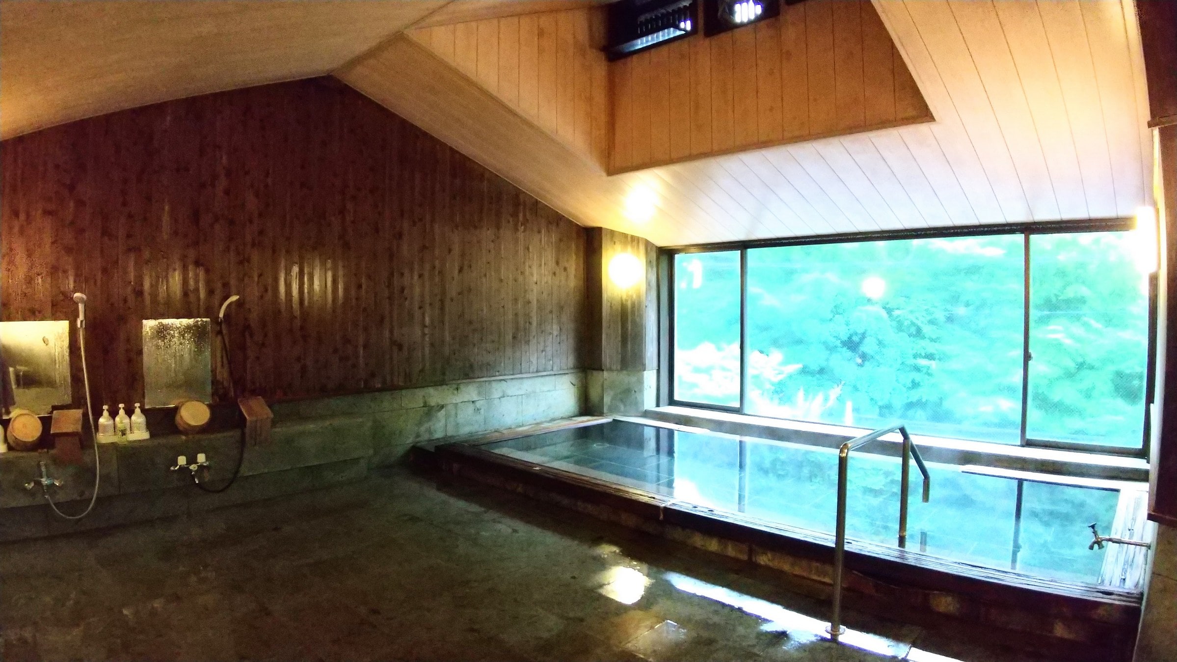 Large public bath - Kagayaki Washing area and bathtub