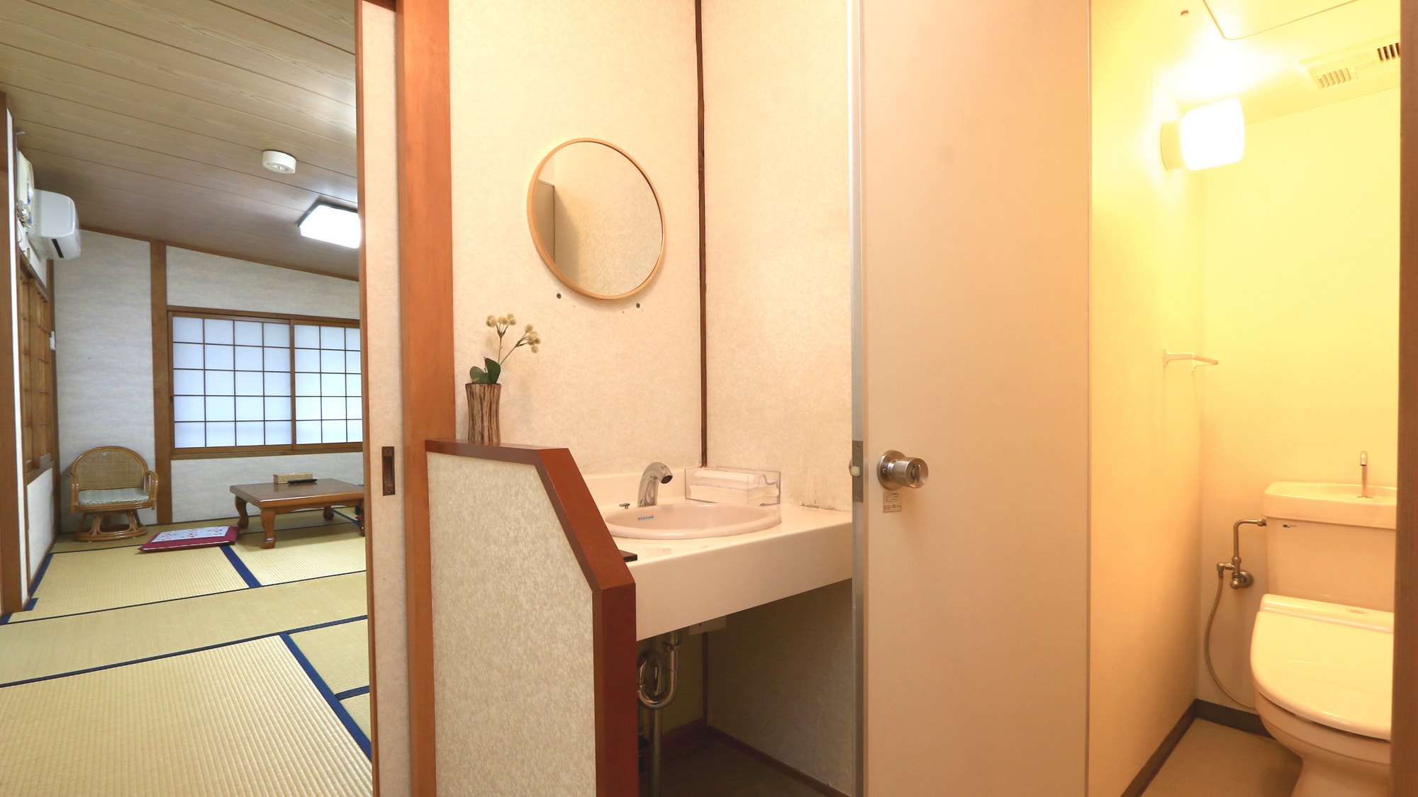 [Toilet included, 9 tatami mats] All toilets are equipped with washlets.
