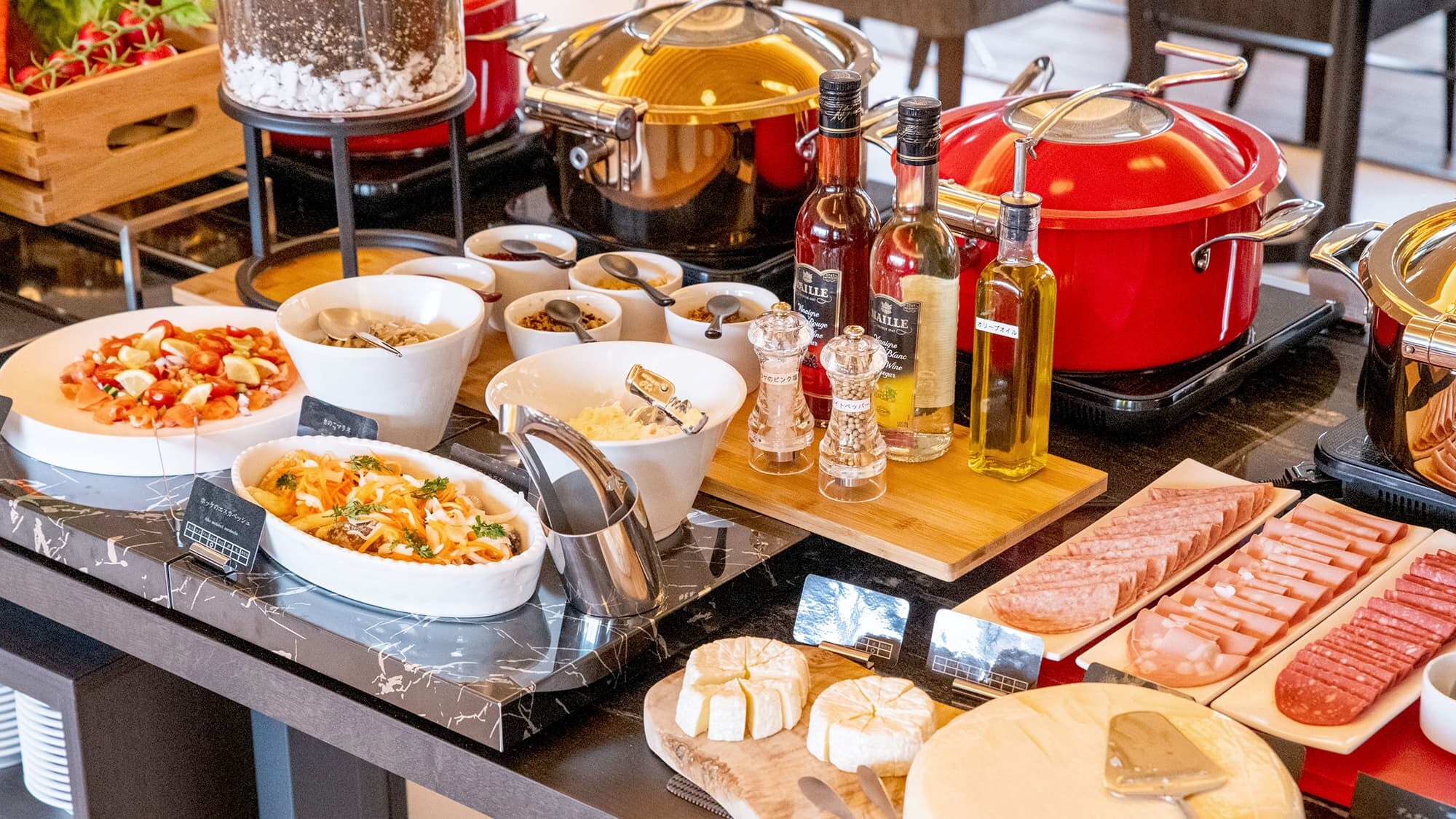 [Breakfast] A breakfast buffet featuring approximately 70 Japanese and Western dishes packed with the charms of Hokkaido, including a seafood bowl topped with as much ikura as you like.