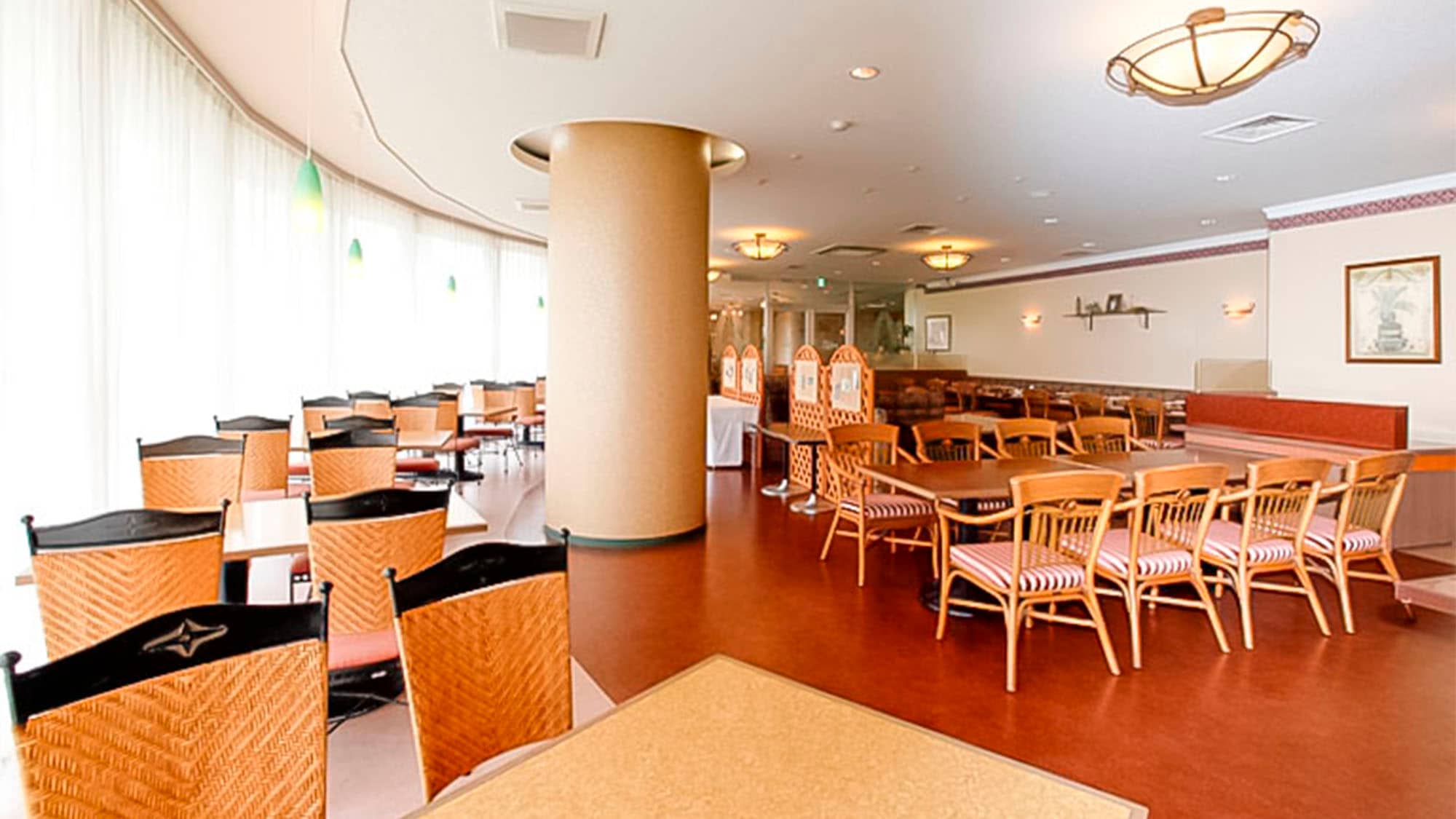・Restaurant/Drink bar with 30 types of drinks