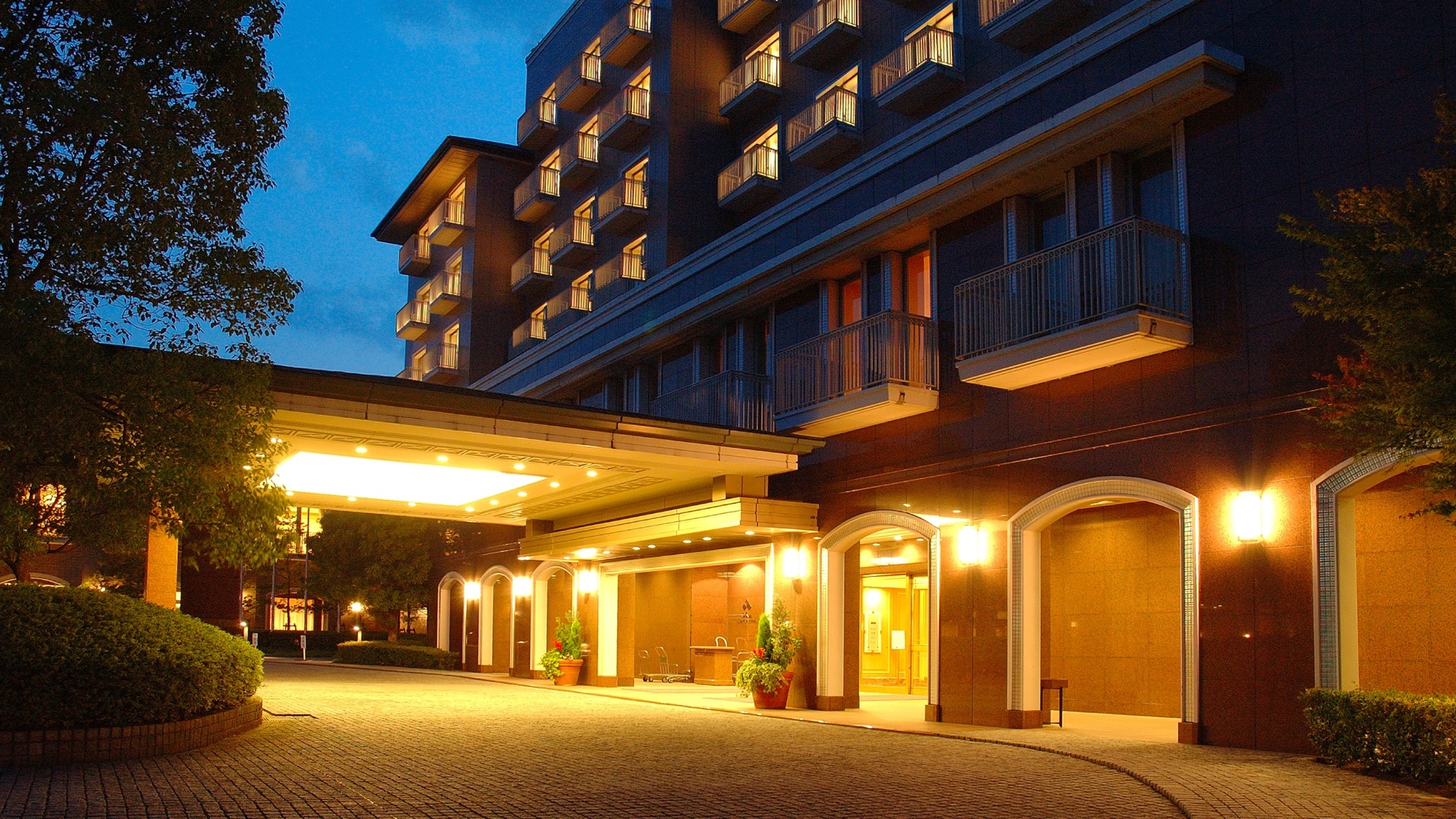 [Eksterior hotel di malam hari] Hotel yang diterangi cahaya menciptakan pemandangan malam yang fantastis.