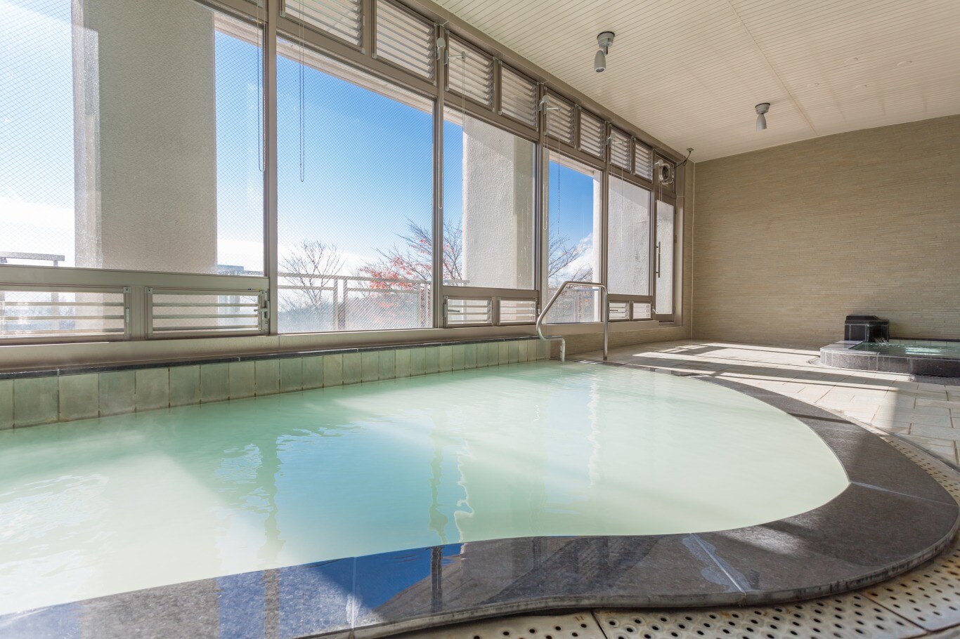 Pemandian umum besar di lantai dua