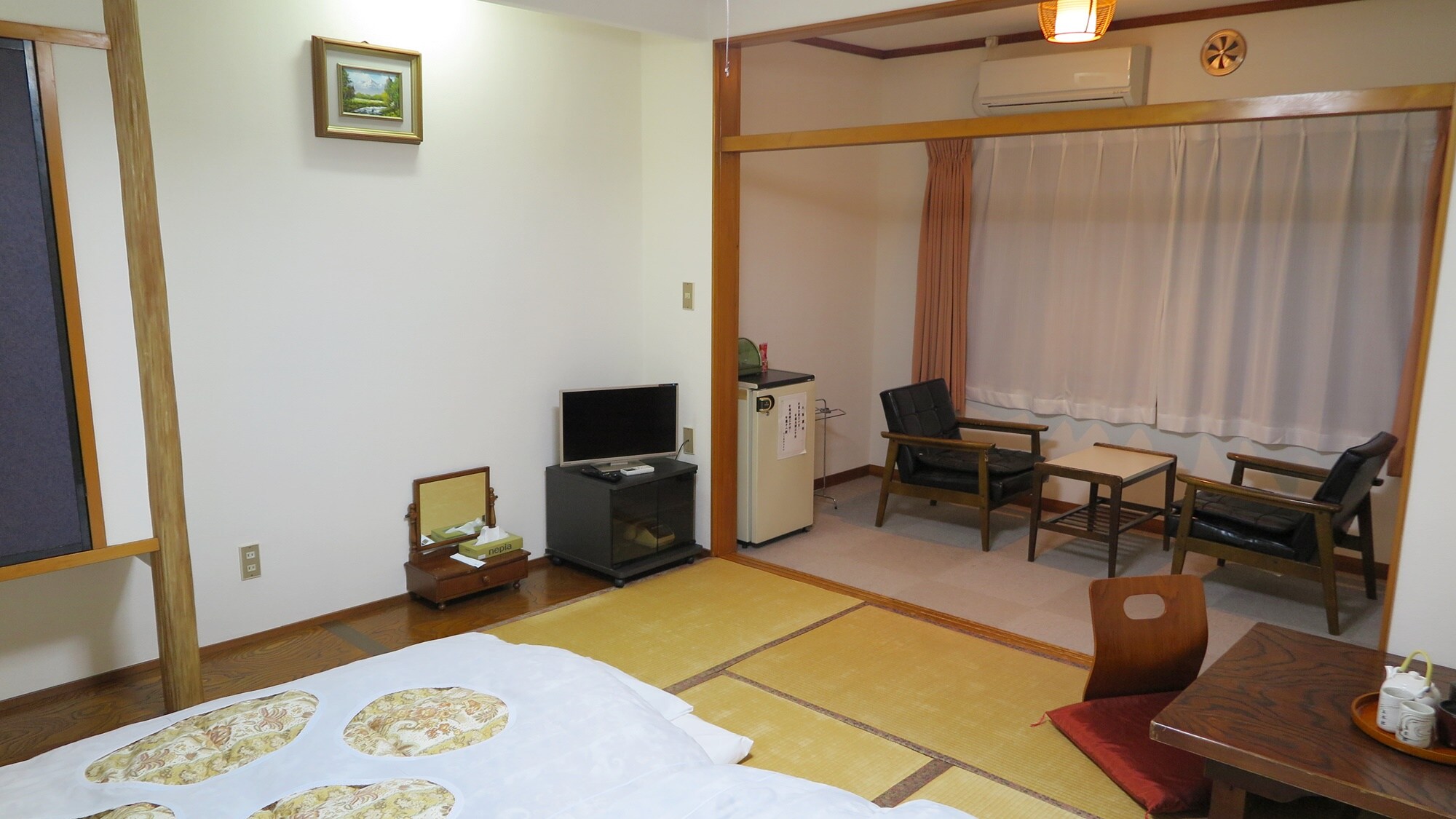 * [Example of room] There is a space where you can relax in addition to tatami mats.
