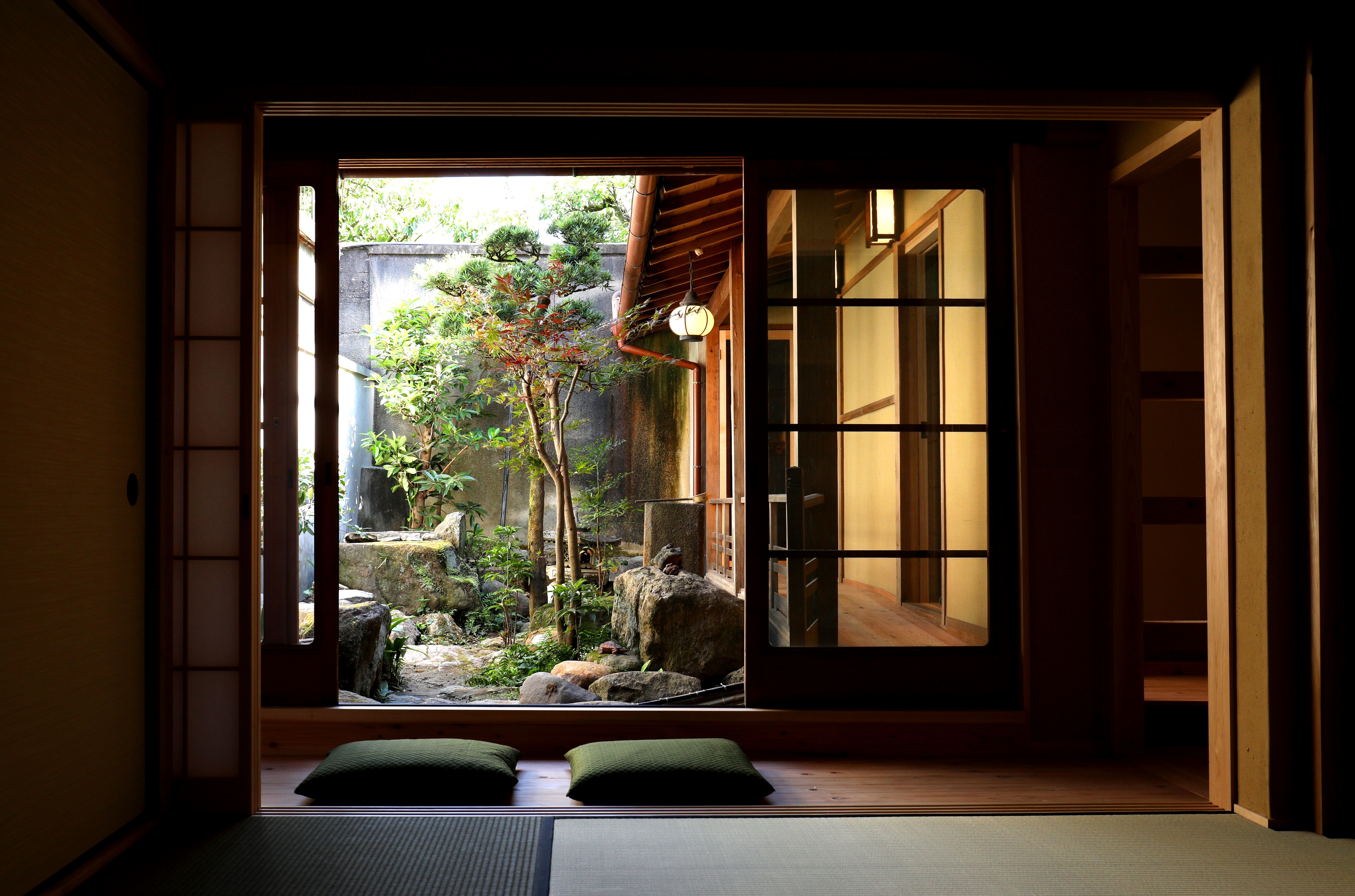 Wide rim / courtyard