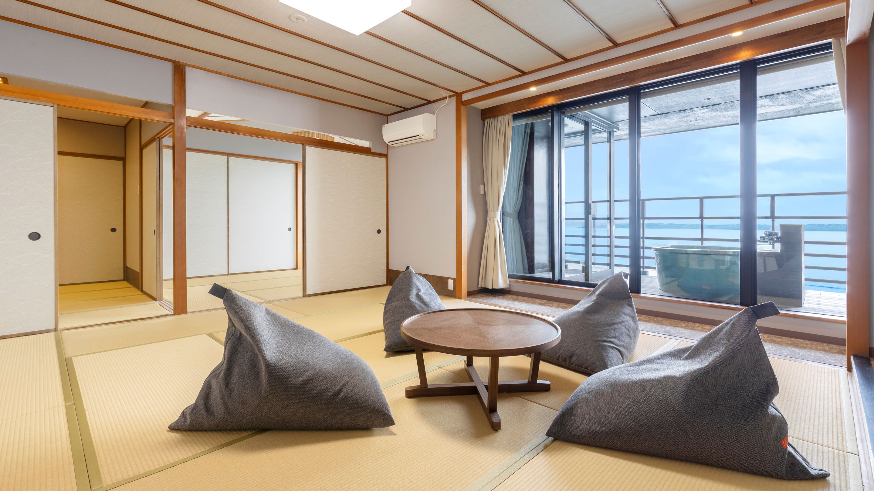 Superior Japanese-style room with two outdoor baths and an indoor bath. *Example of a guest room/The bathtub in the photo is not a hot spring.