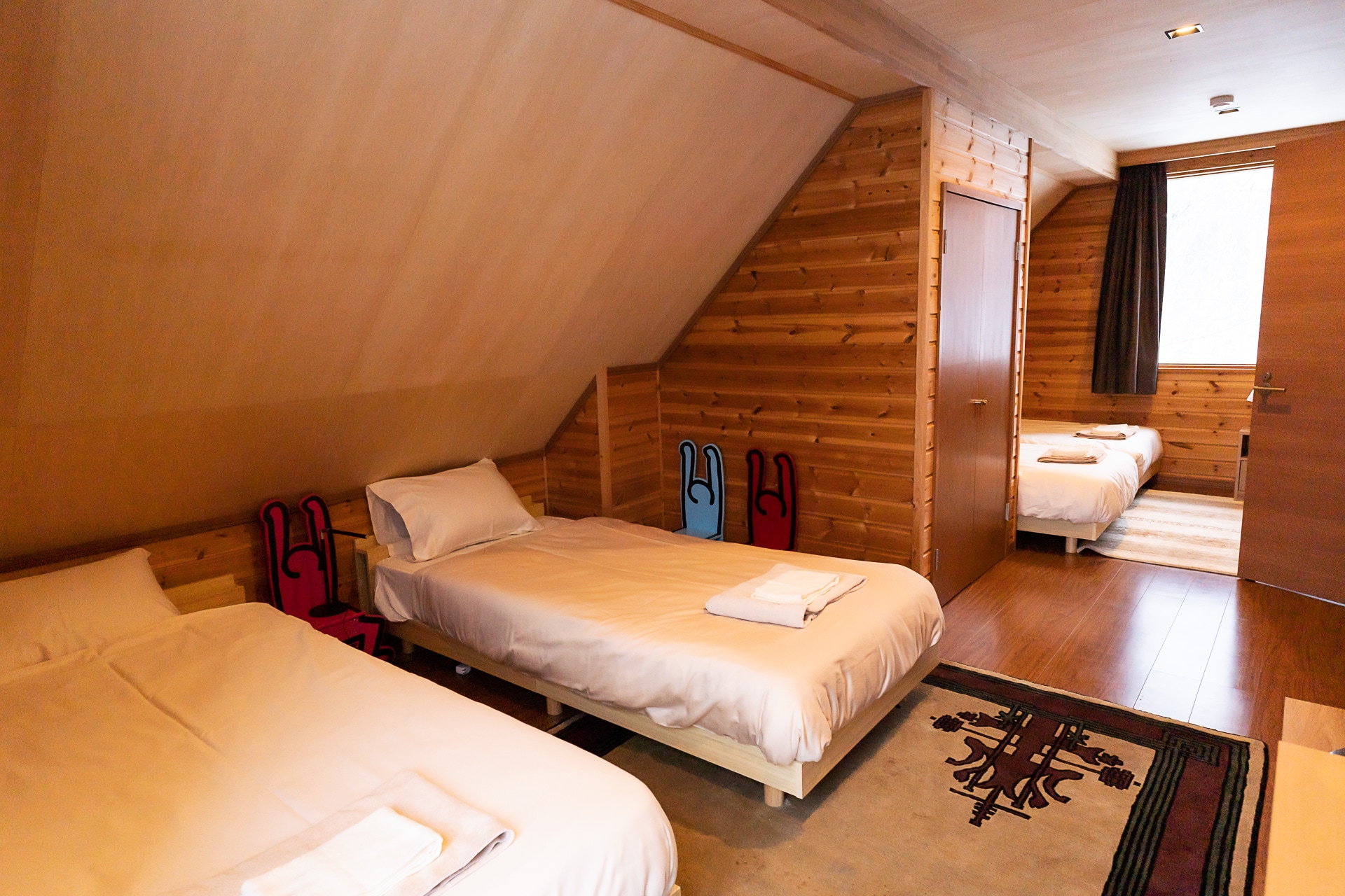 Lodge: Family Room Mountain View (Shared Bath)
