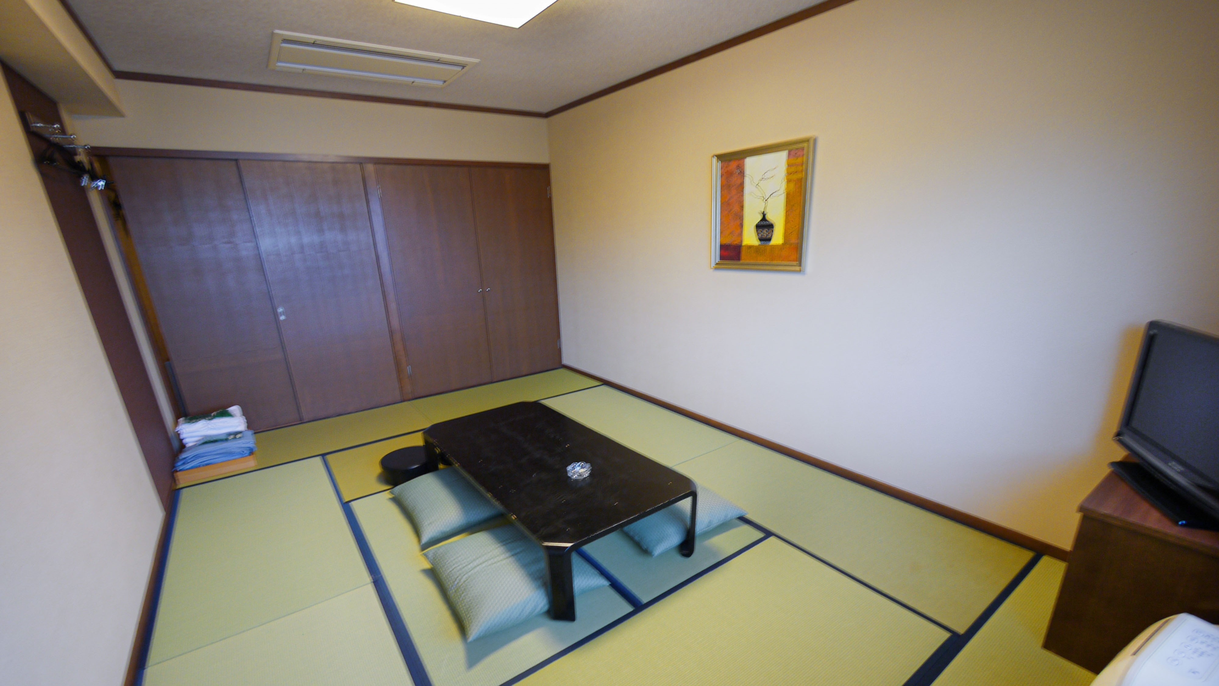 ■ Japanese-style room (Japanese-style room is for telephone reservation only)