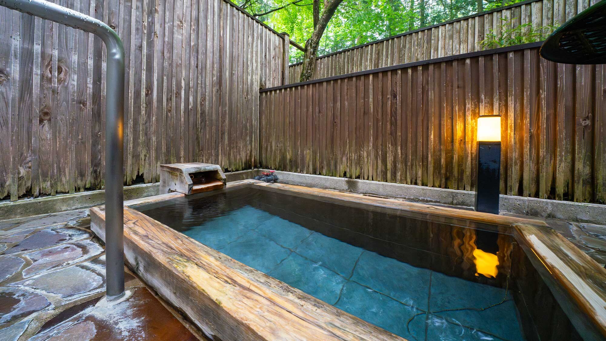 [Kamar bergaya Barat Maisonette/Kamar dengan pemandian taman terbuka] Selama musim kehijauan segar, Anda dapat menikmati mandi sambil melihat pemandangan yang indah.