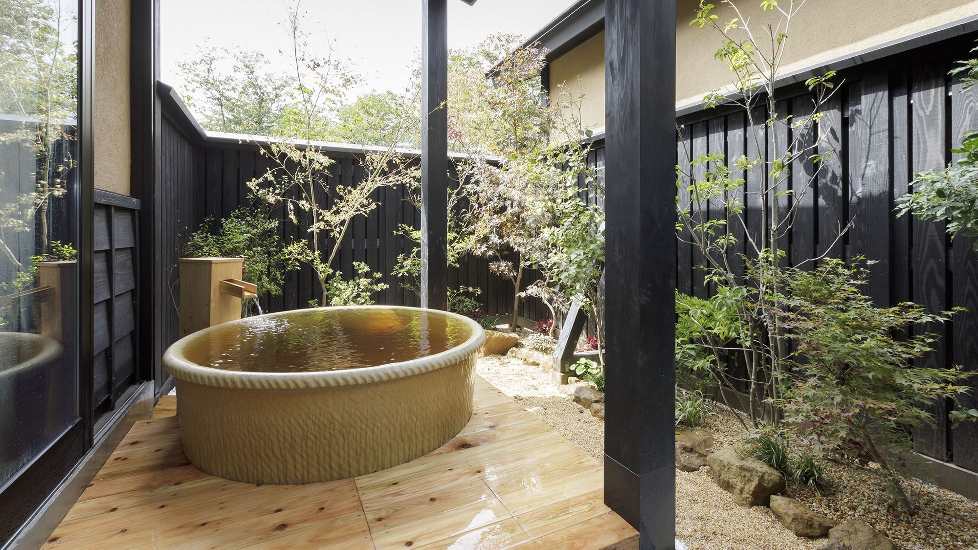 【도기 노천탕 + 히노키 욕조 포함】 스위트 룸 「김매」/우드 데크 테라스를 갖춘 특별실.
