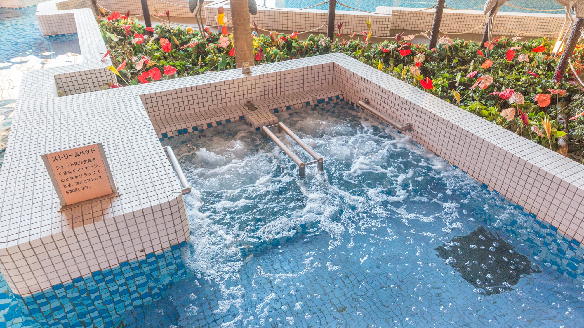 *[Spa Mikazuki] An indoor spa where you can experience a resort atmosphere. The indoor bath is heated, so you can enjoy it all year round.