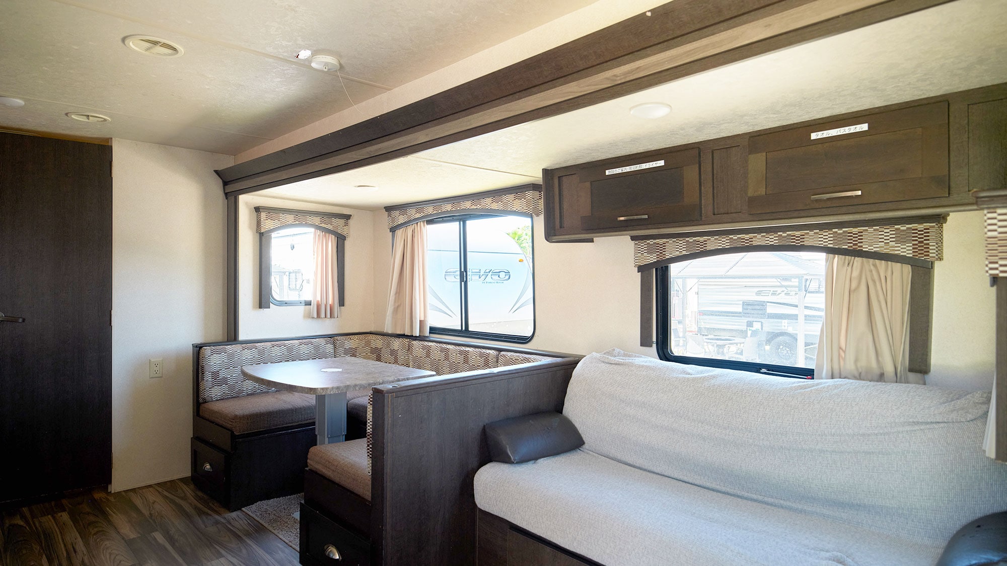 [Trailer house / 9m] A living space where you can enjoy meals. It can also be used as a sofa bed!