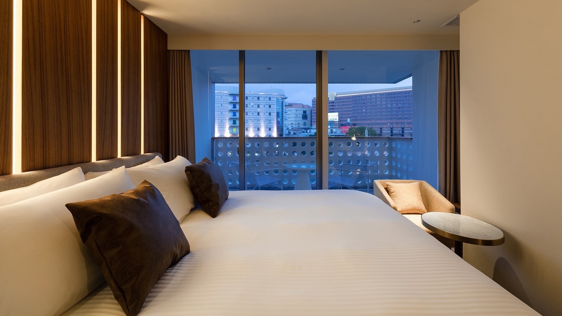 [Phòng] Deluxe King Riverside có ban công (ví dụ)