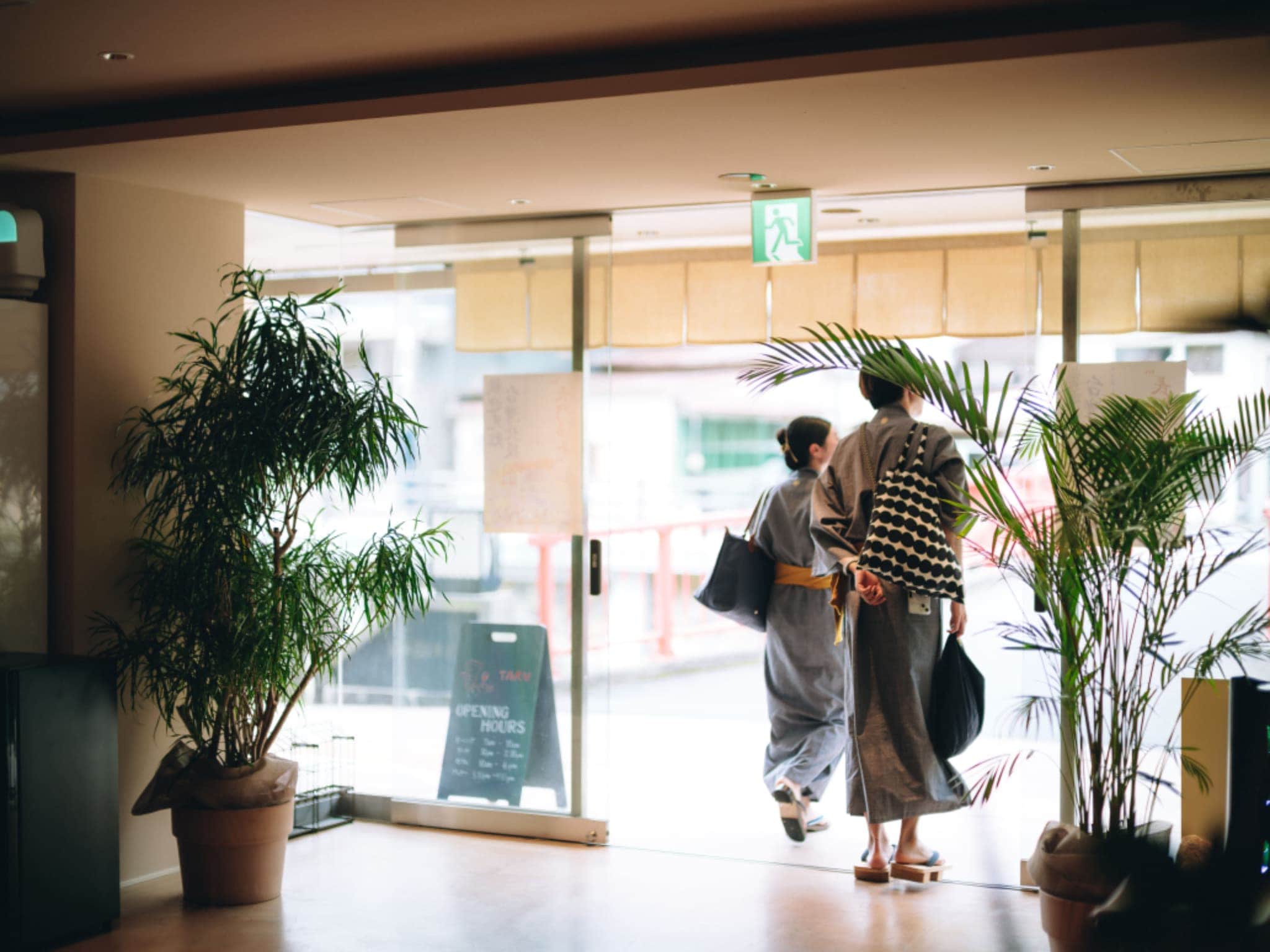 【메인 입구】 문을 열면 온천 마을의 새로운 시간이 흐르기 시작합니다