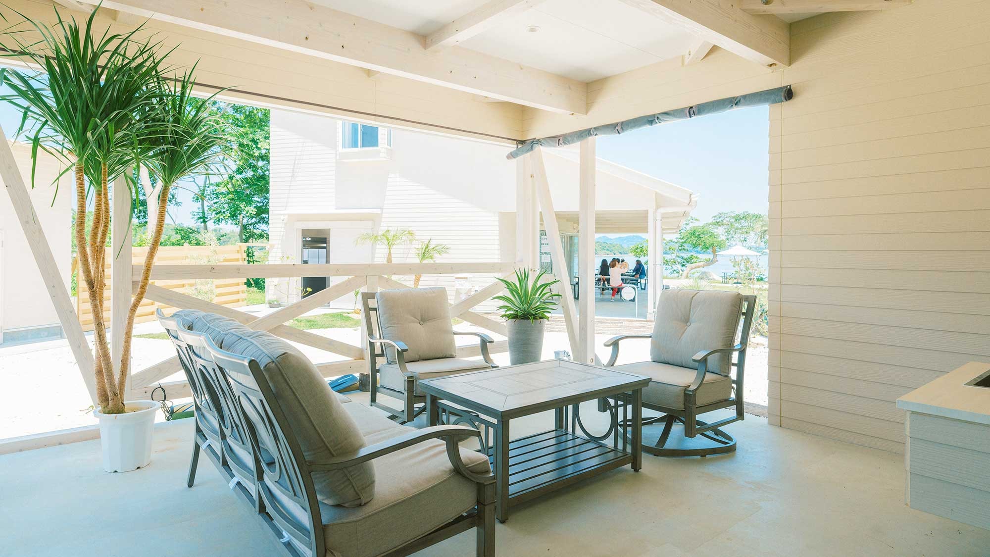 [Villa A/72.04㎡] Terrace equipped with a spacious sofa