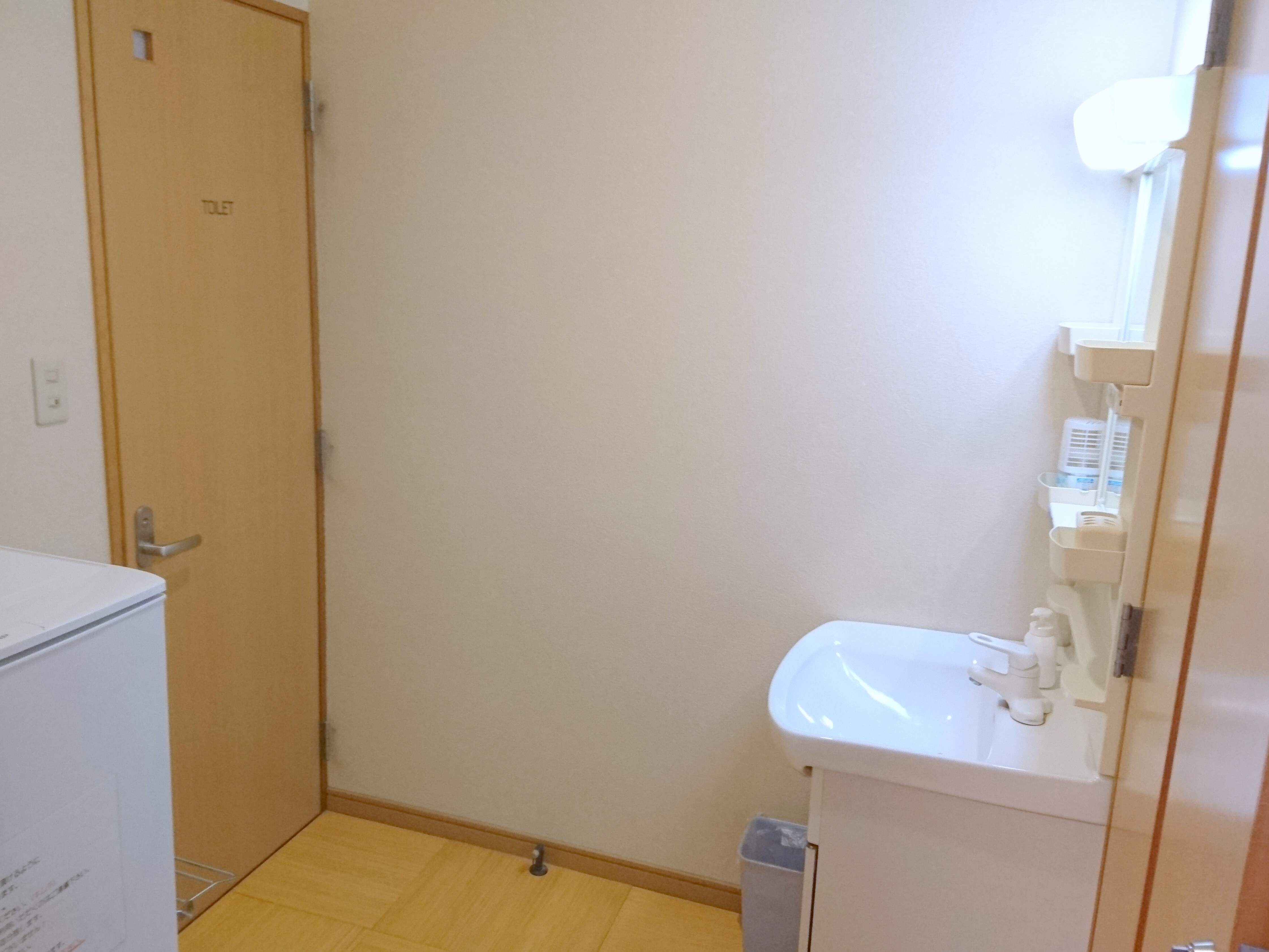 二樓還有一個帶鏡子的大洗手間,直通天花板。請使用它進行全長檢查。