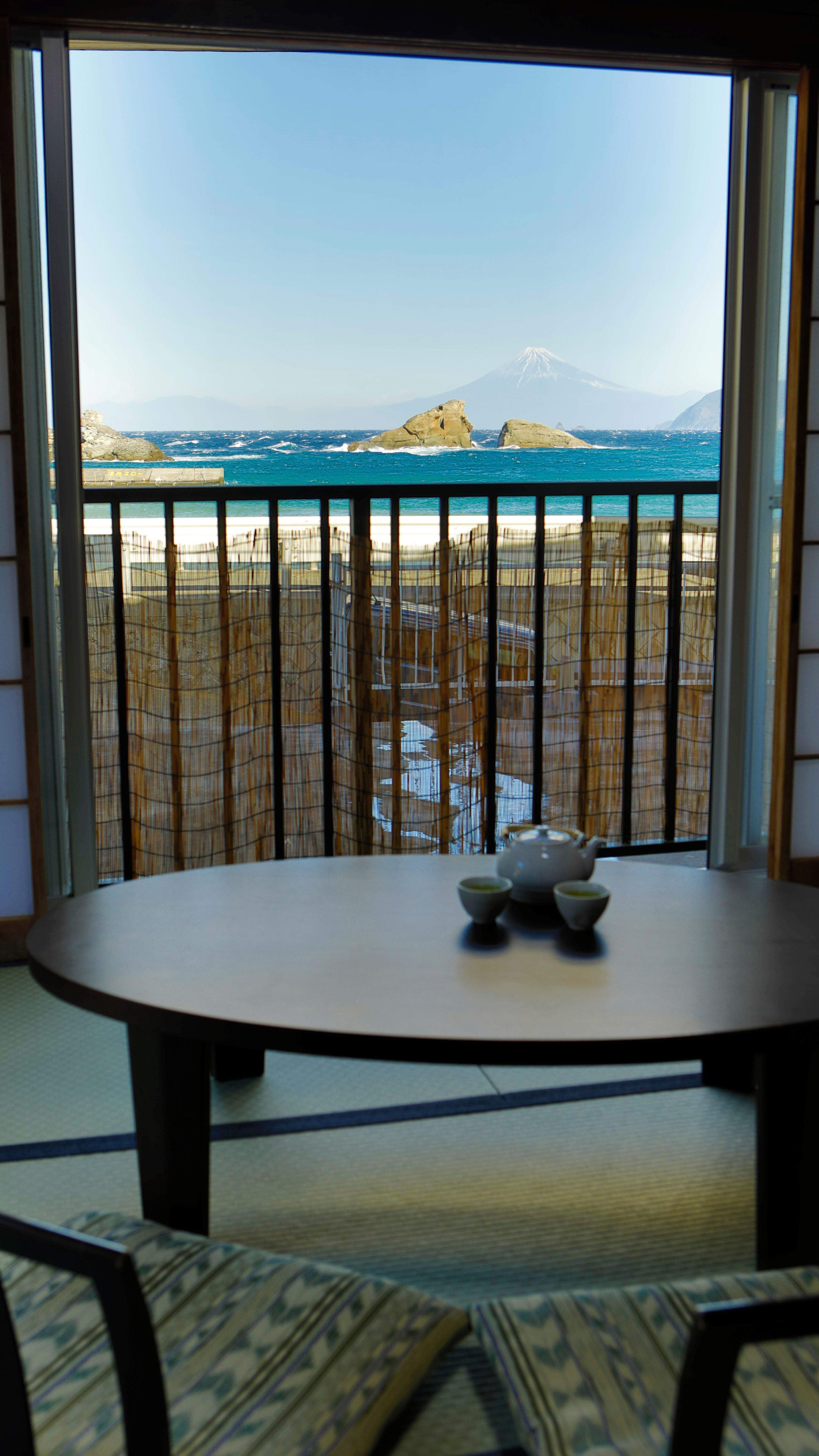 An example of an 8 tatami Japanese-style room facing the ocean. You can see the ocean from your room, and if the weather is good, Mt. Fuji.