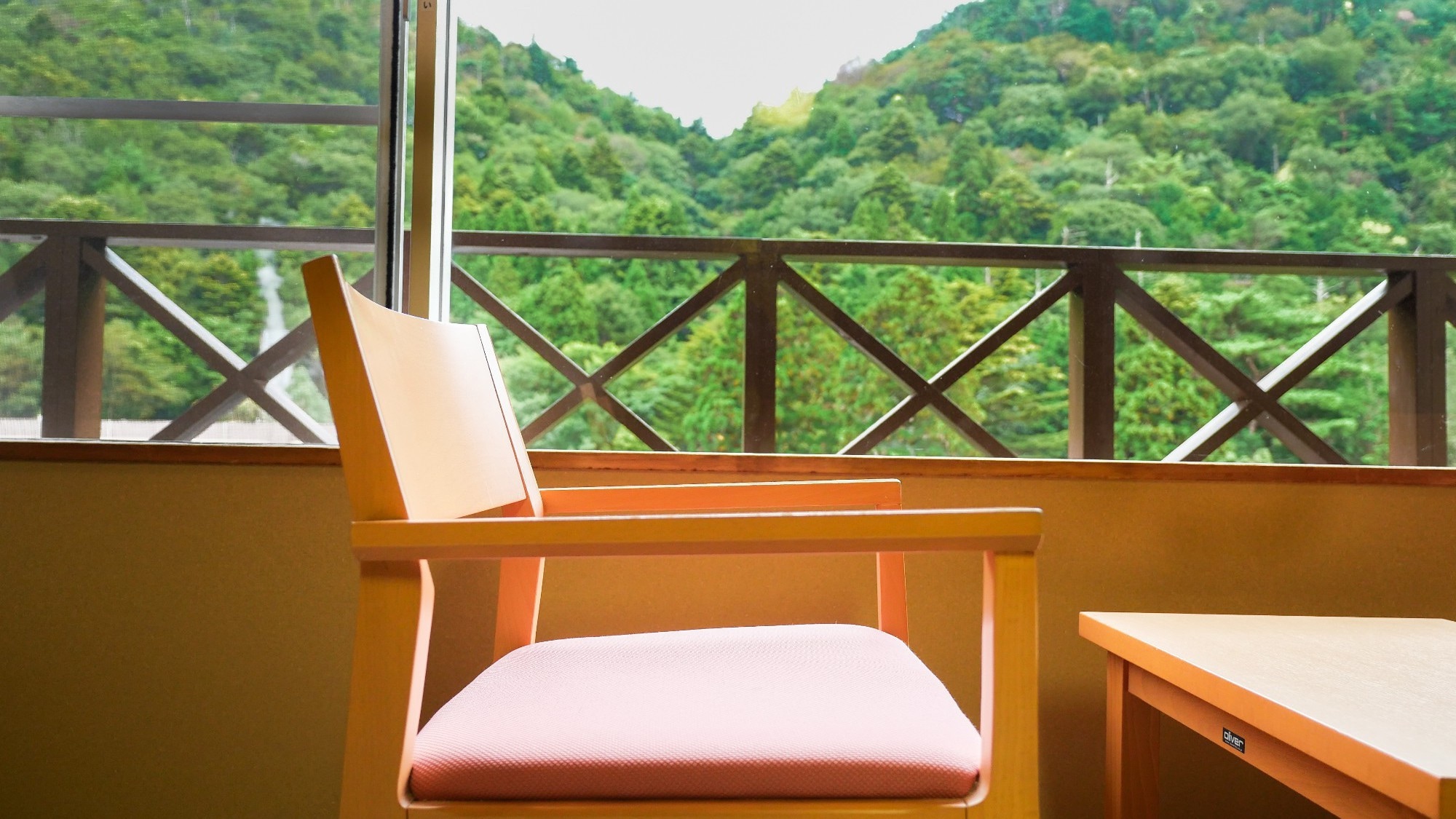 [Japanese-style room] You can see the mountains from the room.