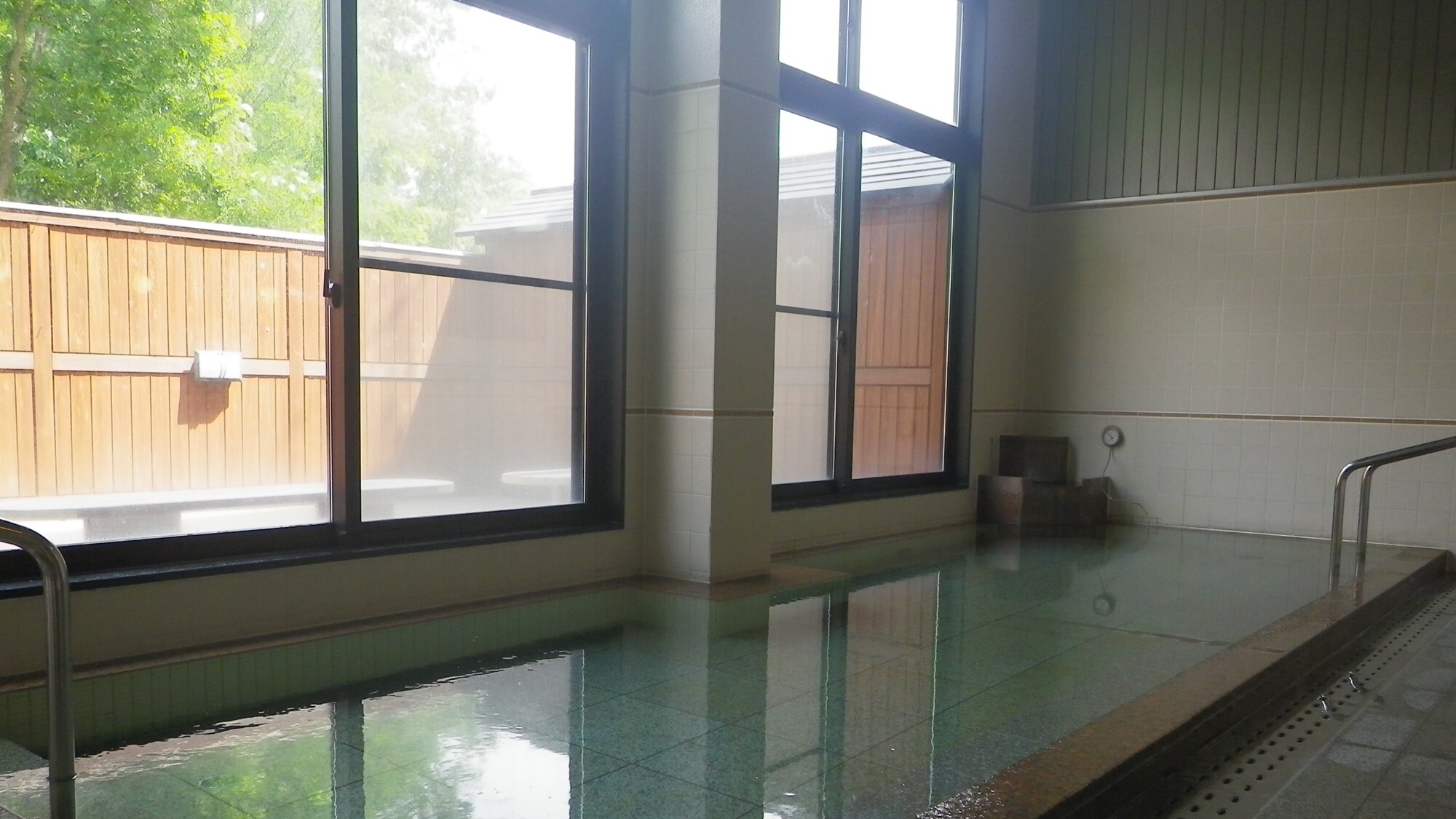 *【大浴場】水是由富含礦物質的泉水煮沸而成，觸感溫和。