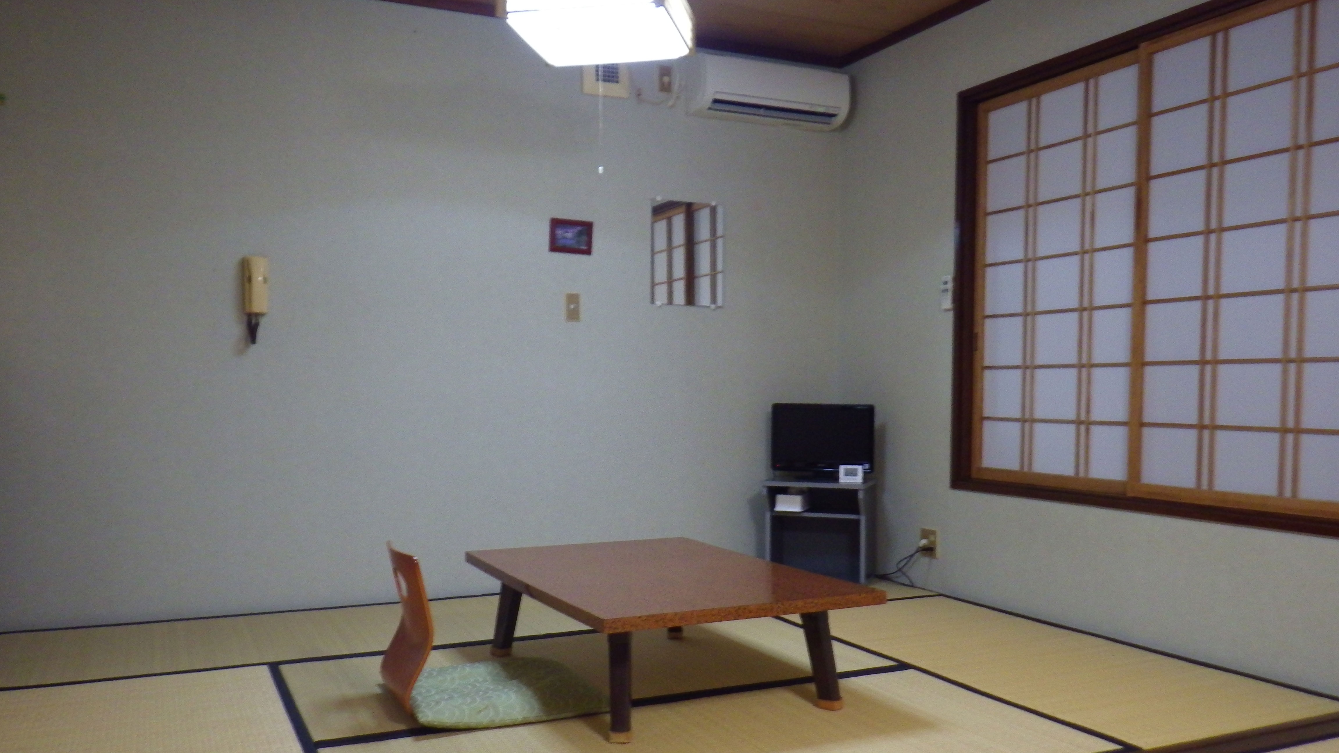 *Example of a guest room: A neatly arranged 8-tatami Japanese-style room with a mountain view outside the window.