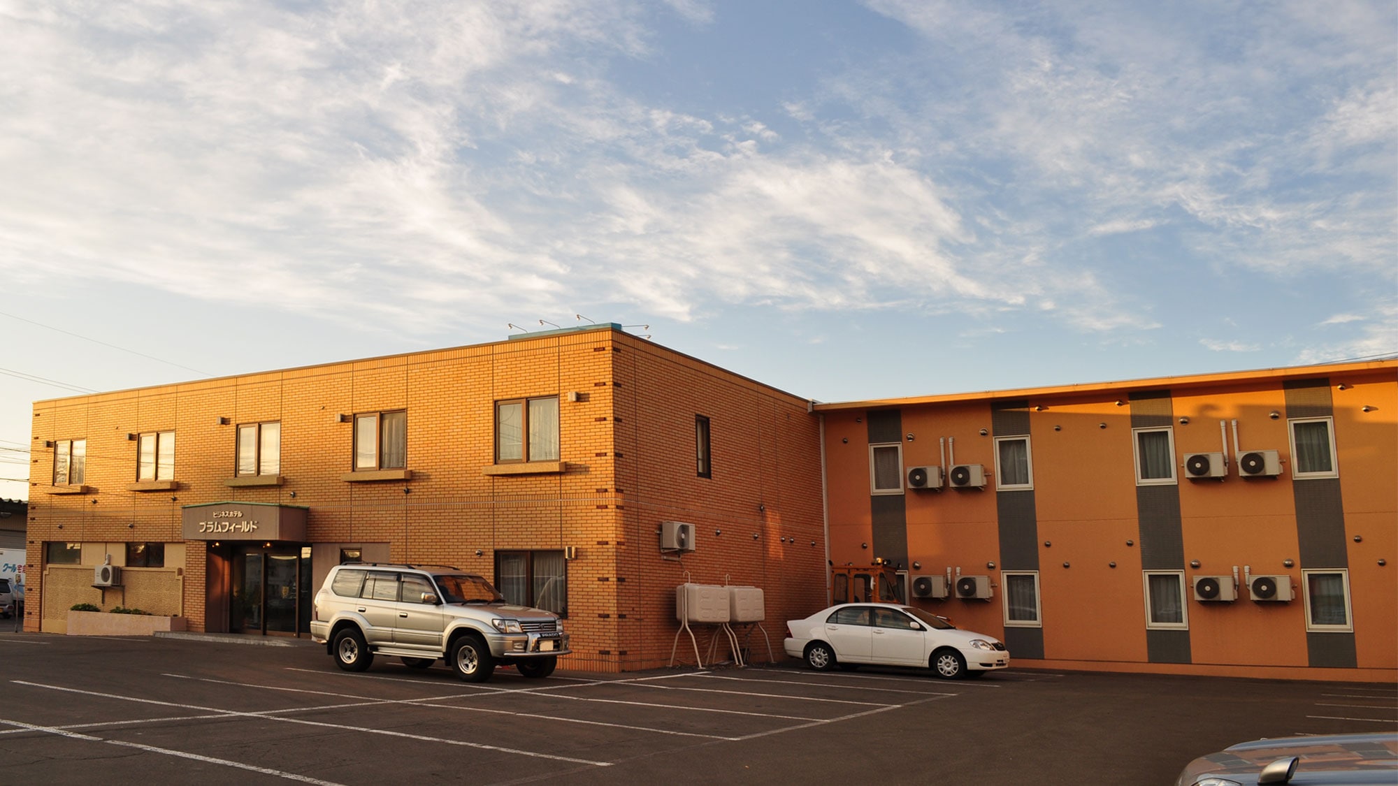 [Exterior] This is a spacious two-story business hotel with 60 guest rooms.