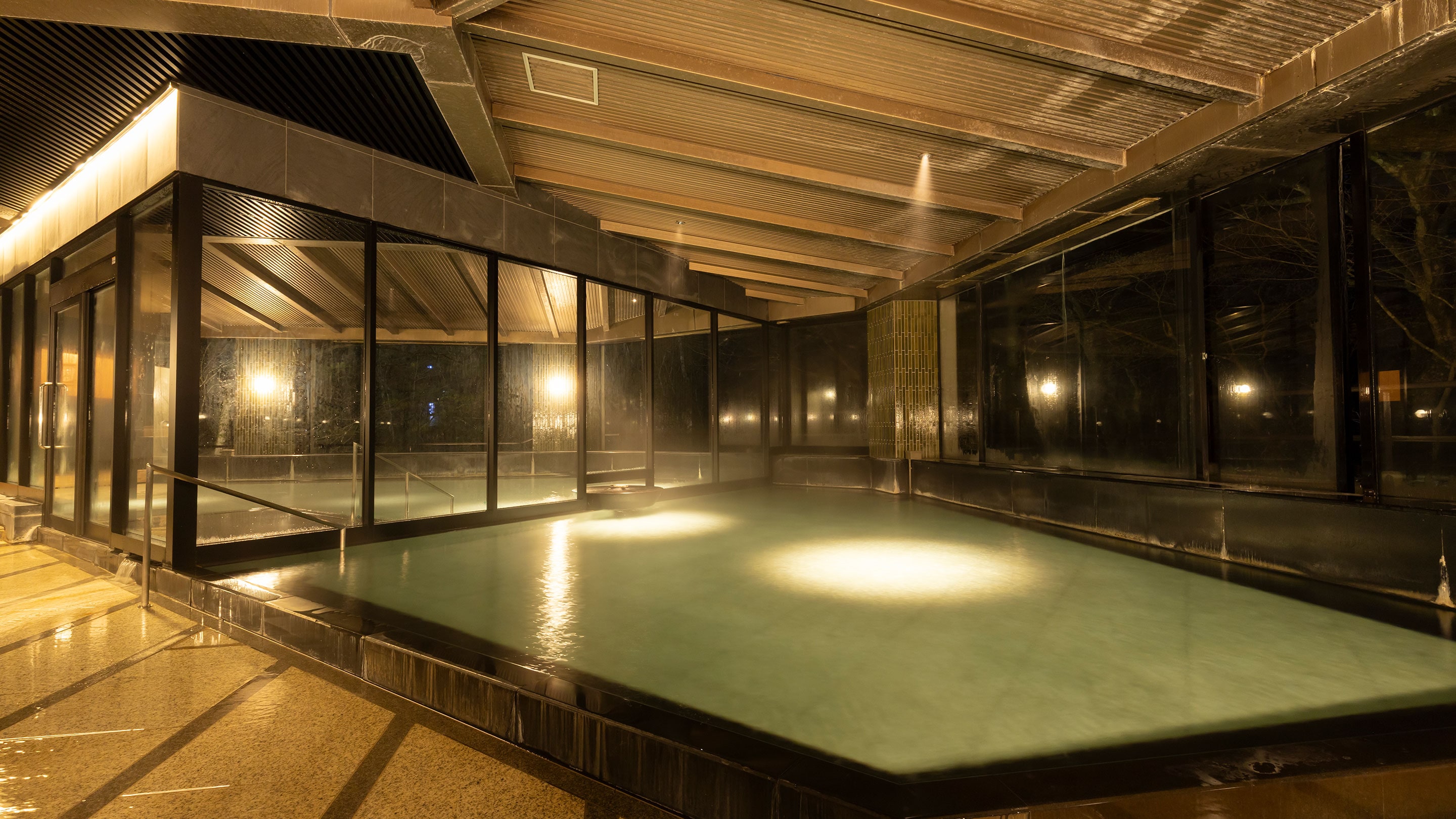 夜間的男士公共浴室