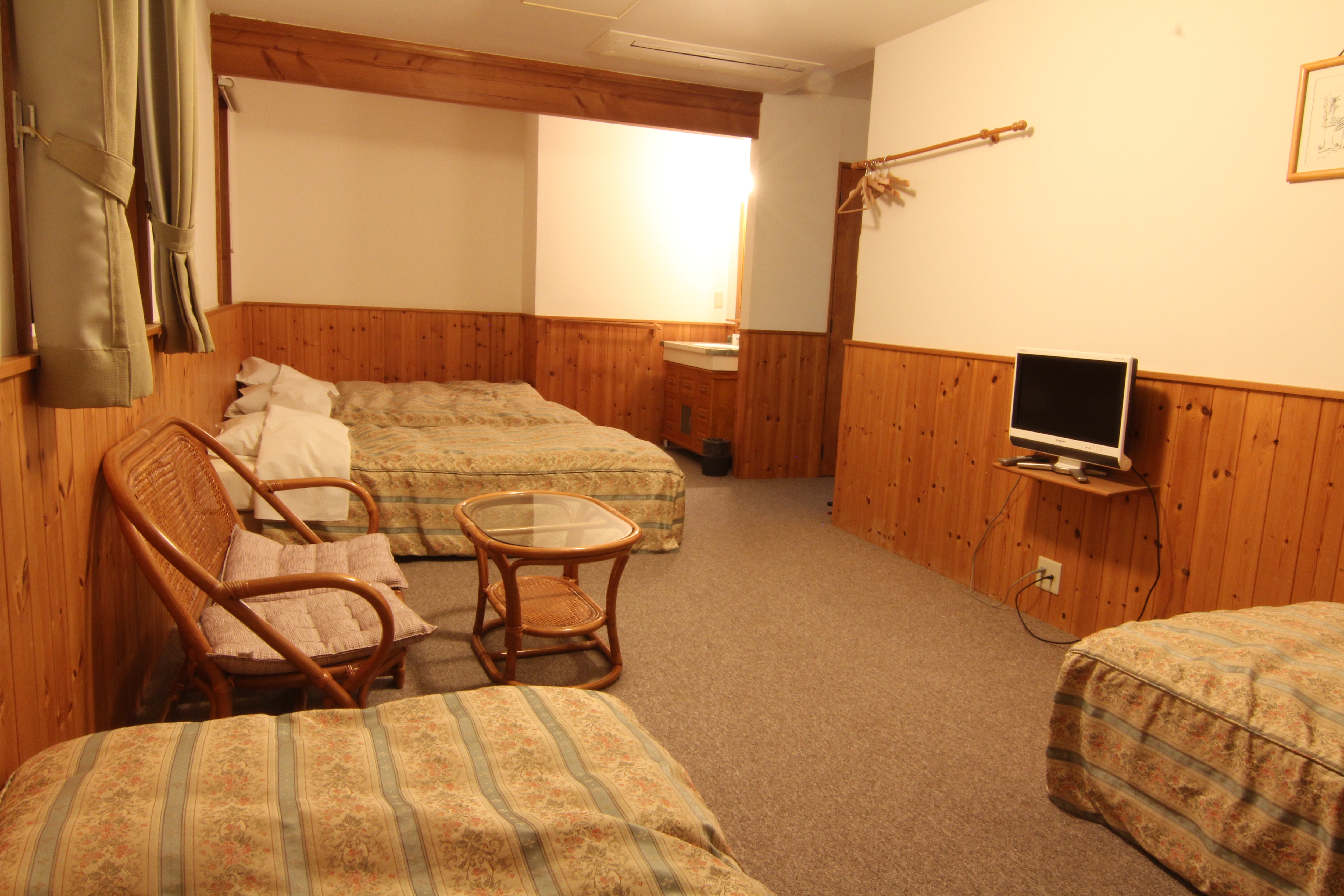 Room for 5 to 6 people. All rooms have toilets and washbasins.