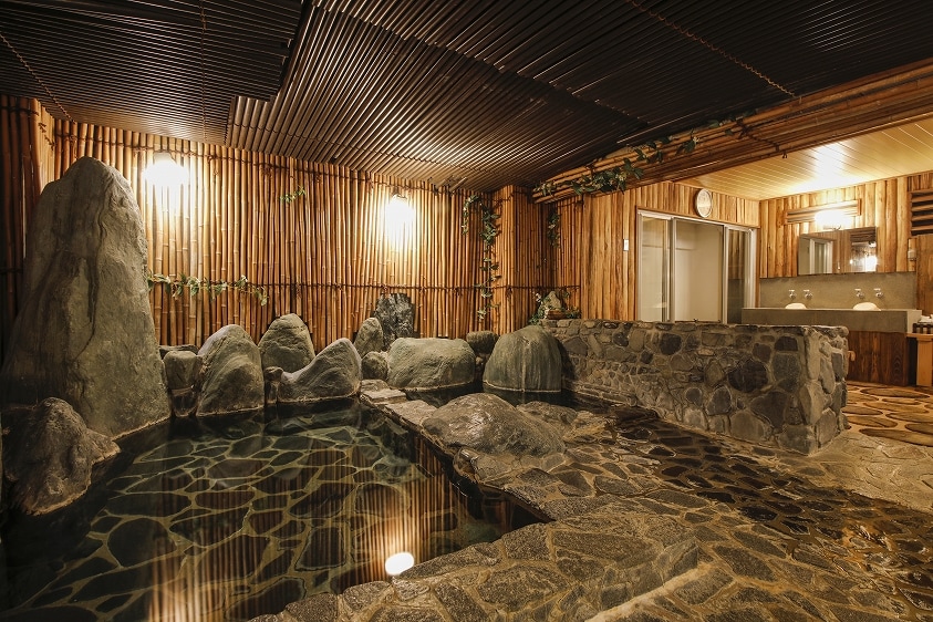 Private family bath. There is no view on the first basement floor, but it is large. (Yumesui-an)