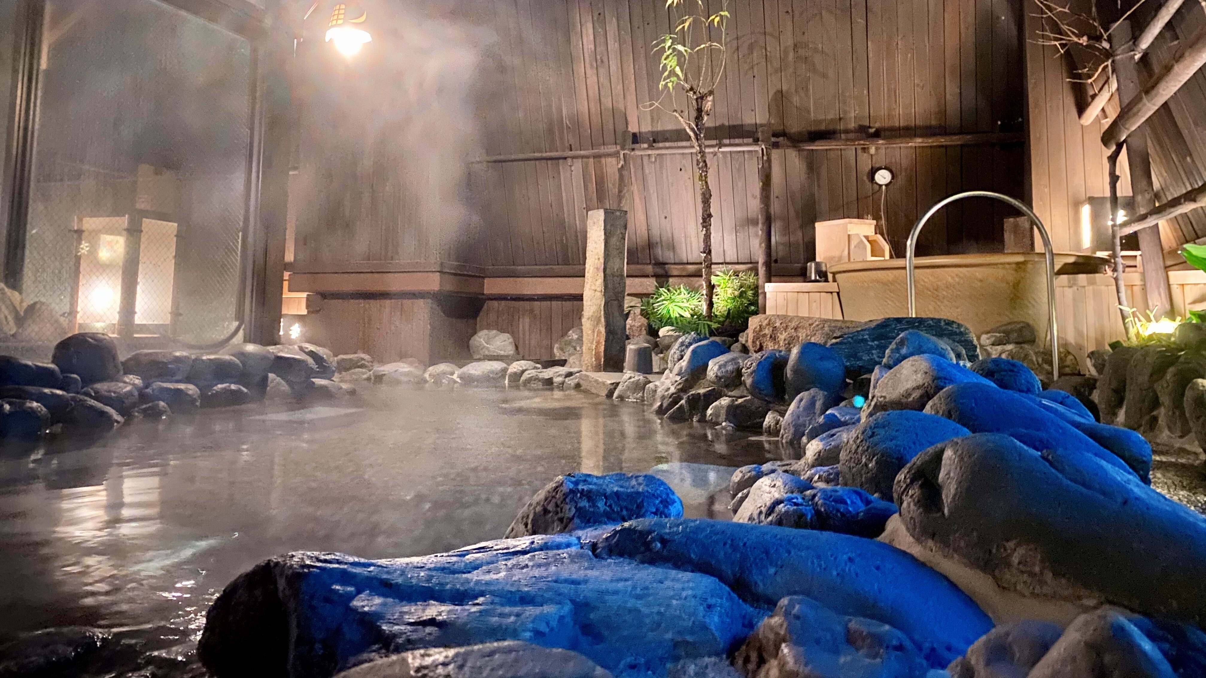 露天浴池的悠閒沐浴時光（水溫：41-43℃）