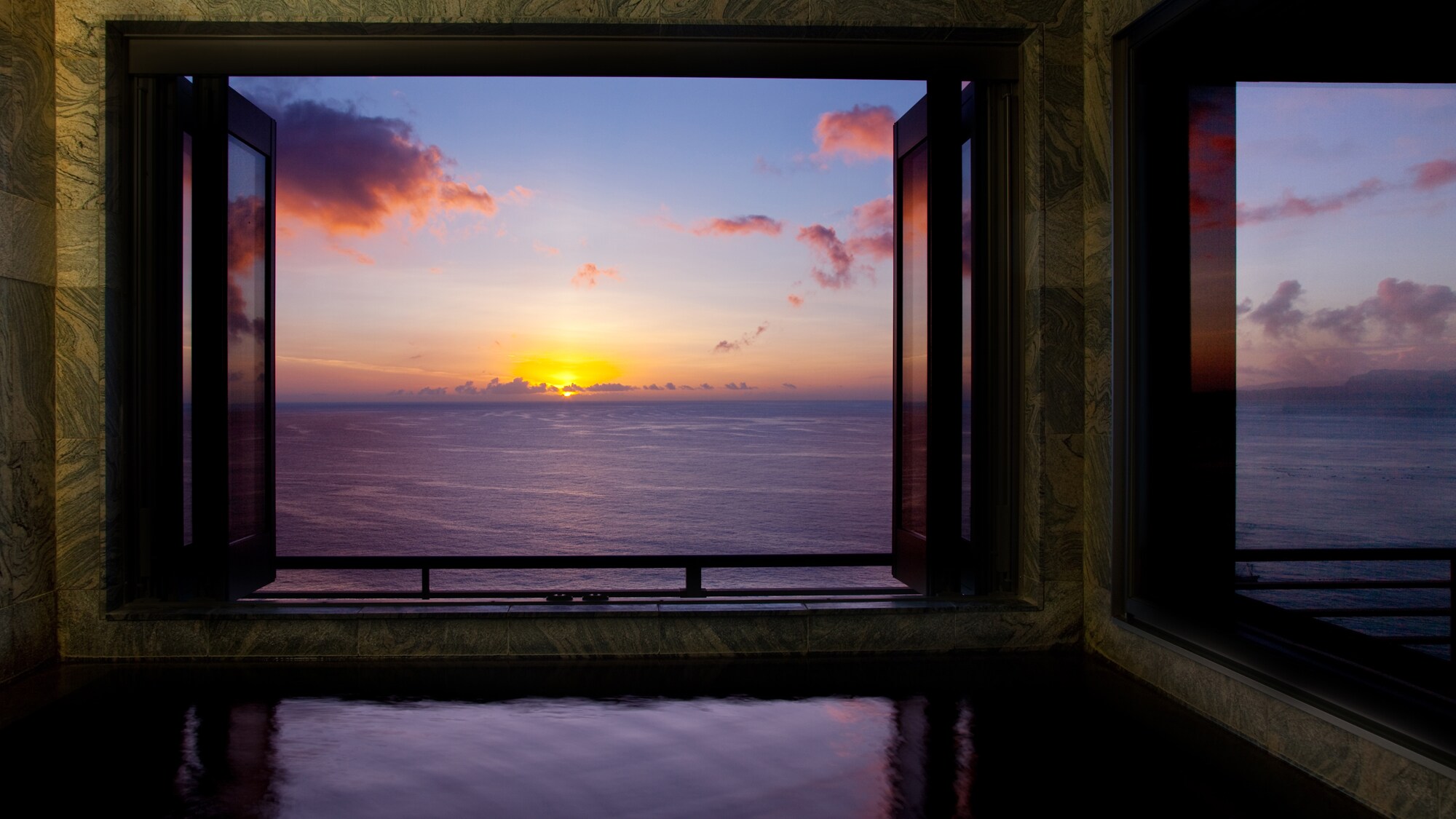 Guest room with open-air observation bath