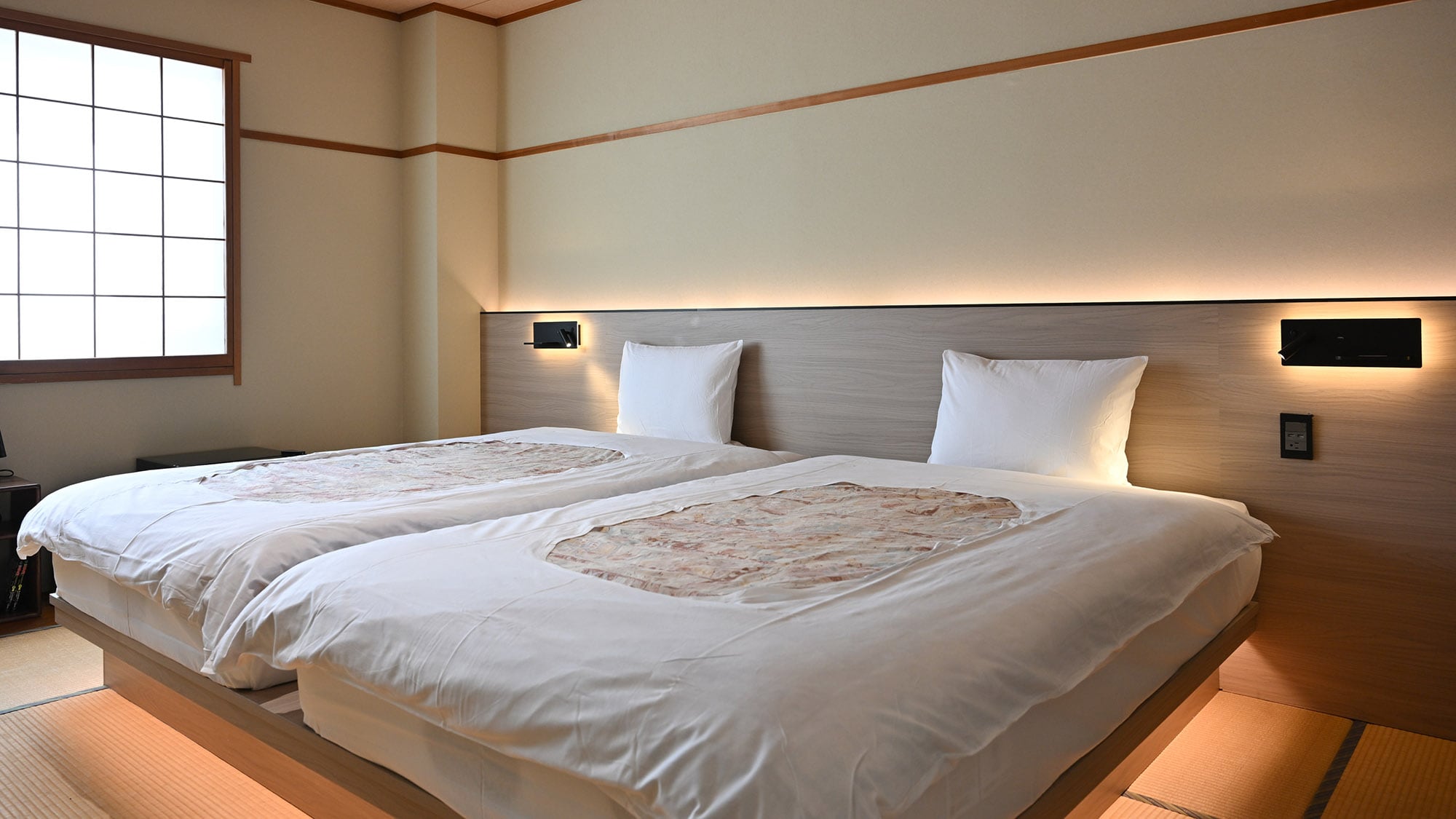 ・【Kamar Jepang-Barat lantai 2 (dengan toilet)】Dilengkapi dengan lampu samping tempat tidur dan stopkontak
