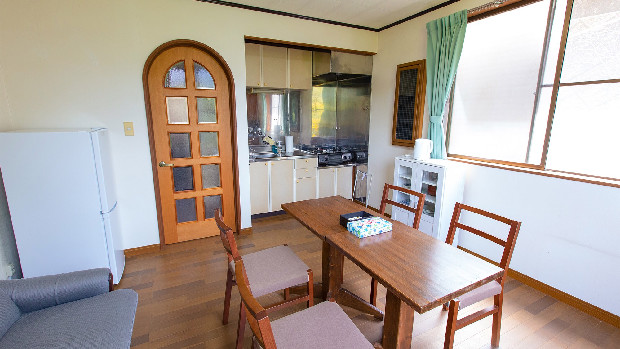 ・[Japanese-style room for 4 people] A sink with a two-burner stove for easy cooking and a dining space.
