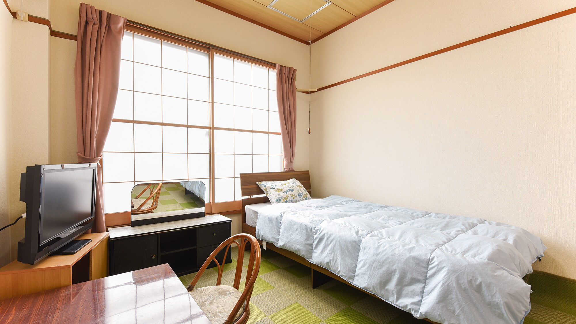 *[Example of guest room: Japanese-style room of 4.5 tatami mats] A room exclusively for solo travelers. A bed room with plenty of space to relax even by yourself.