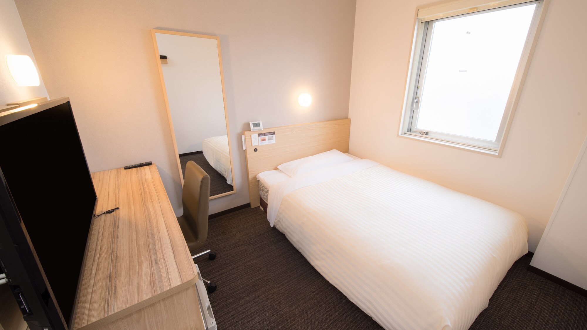 A 140cm wide bed and a mattress with just the right amount of firmness will ensure a good night's sleep.