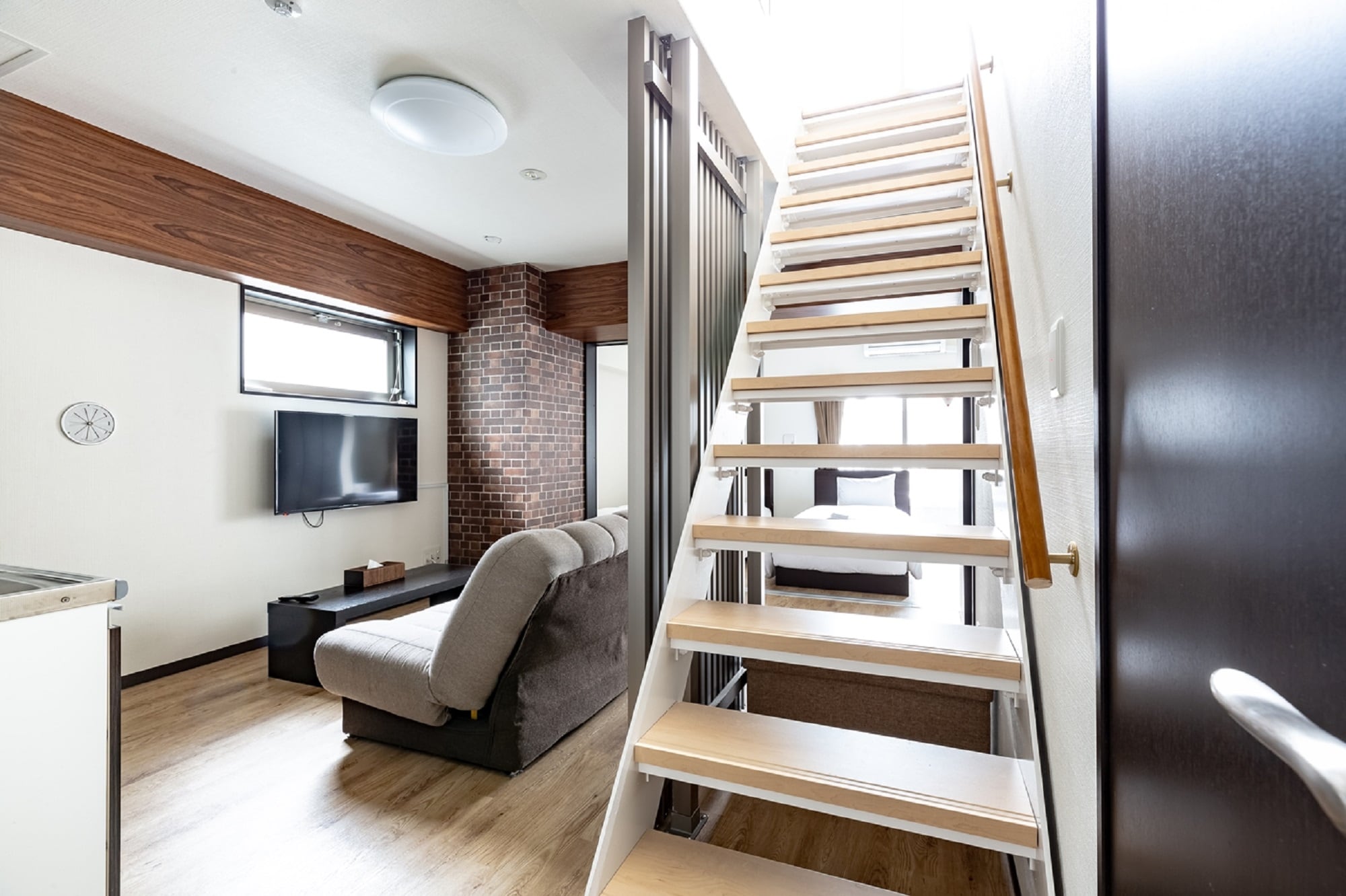 Open the window and enjoy the bright interior.