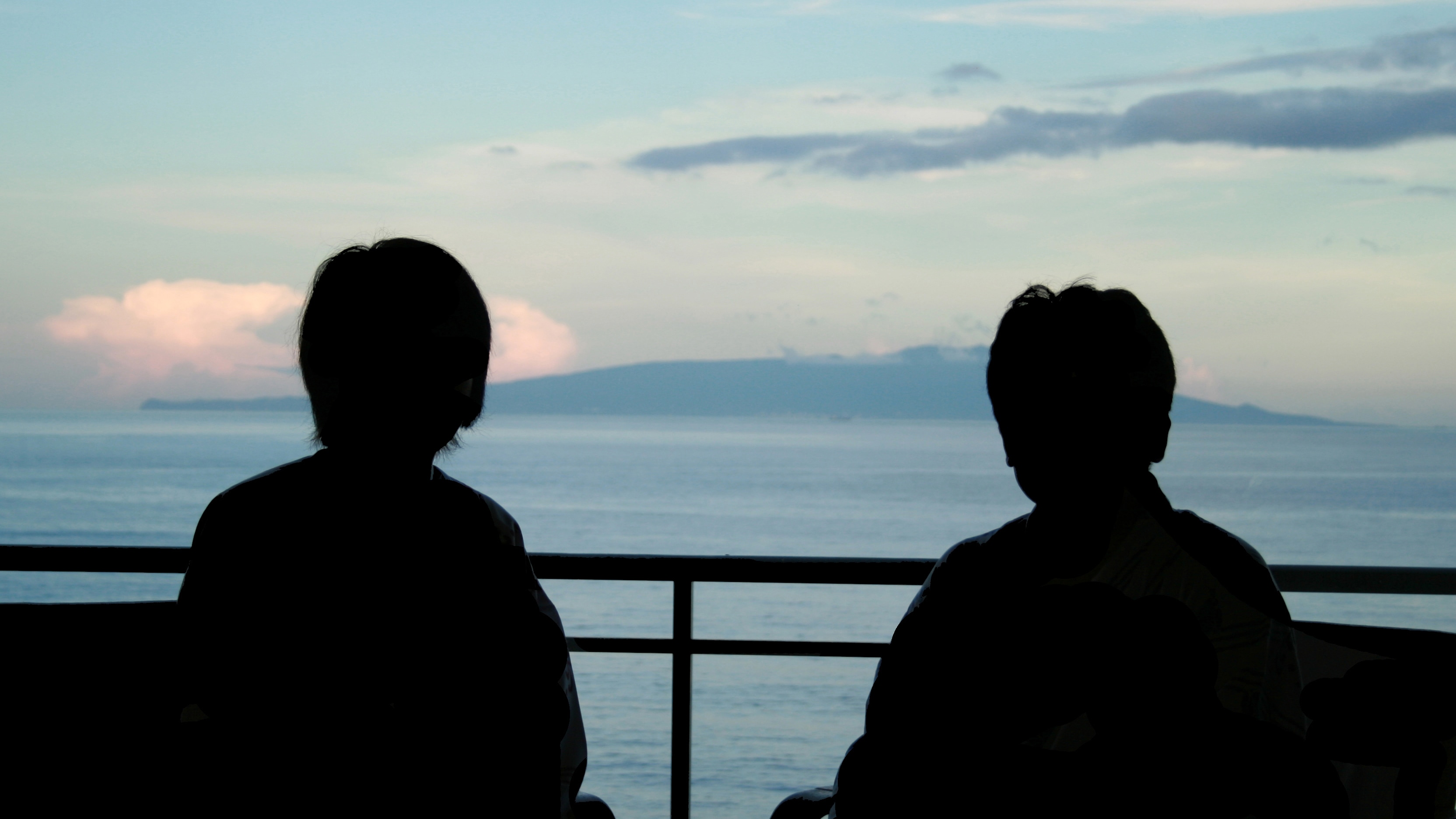 为什么不和你的伴侣并肩而坐，眺望大海呢？