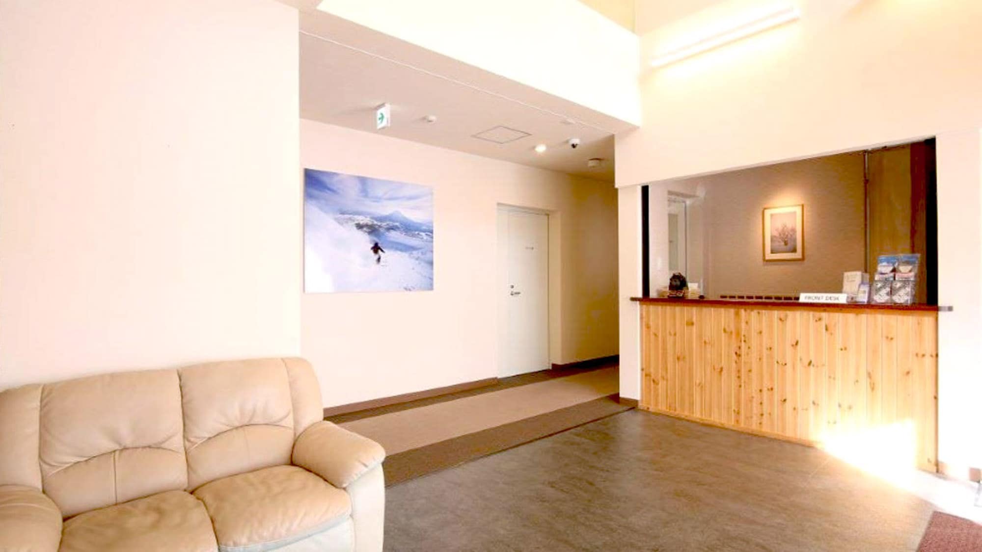 ・Front desk: We welcome our guests with a spirit of hospitality.