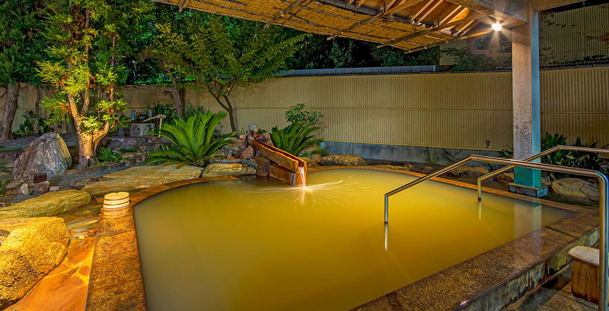 This hot spring is popular for its soft, golden-colored water that contains iron and has excellent moisturizing and heat-retaining properties.