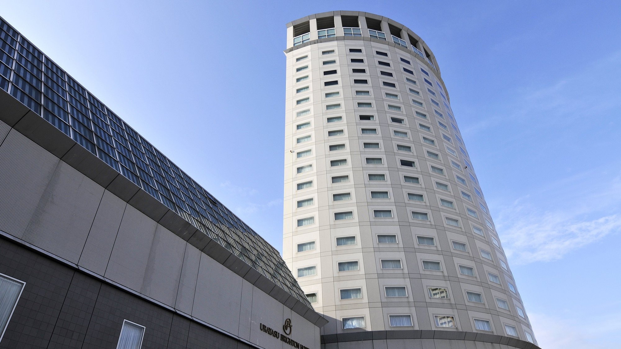 [ภายนอก] เชื่อมต่อโดยตรงกับสถานี JR Shin-Urayasu มีทางเข้าสะดวก เป็นอาคารทรงกระบอกมี 22 ชั้น 