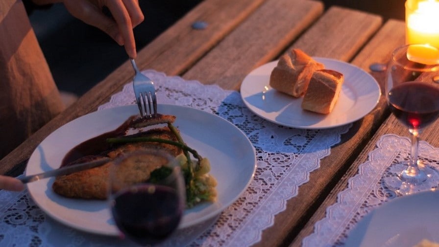 ร้านอาหาร Bistro Dinner: เพลิดเพลินกับอาหารจานหลัก (ตั้งแต่กลางเดือนมิถุนายน)