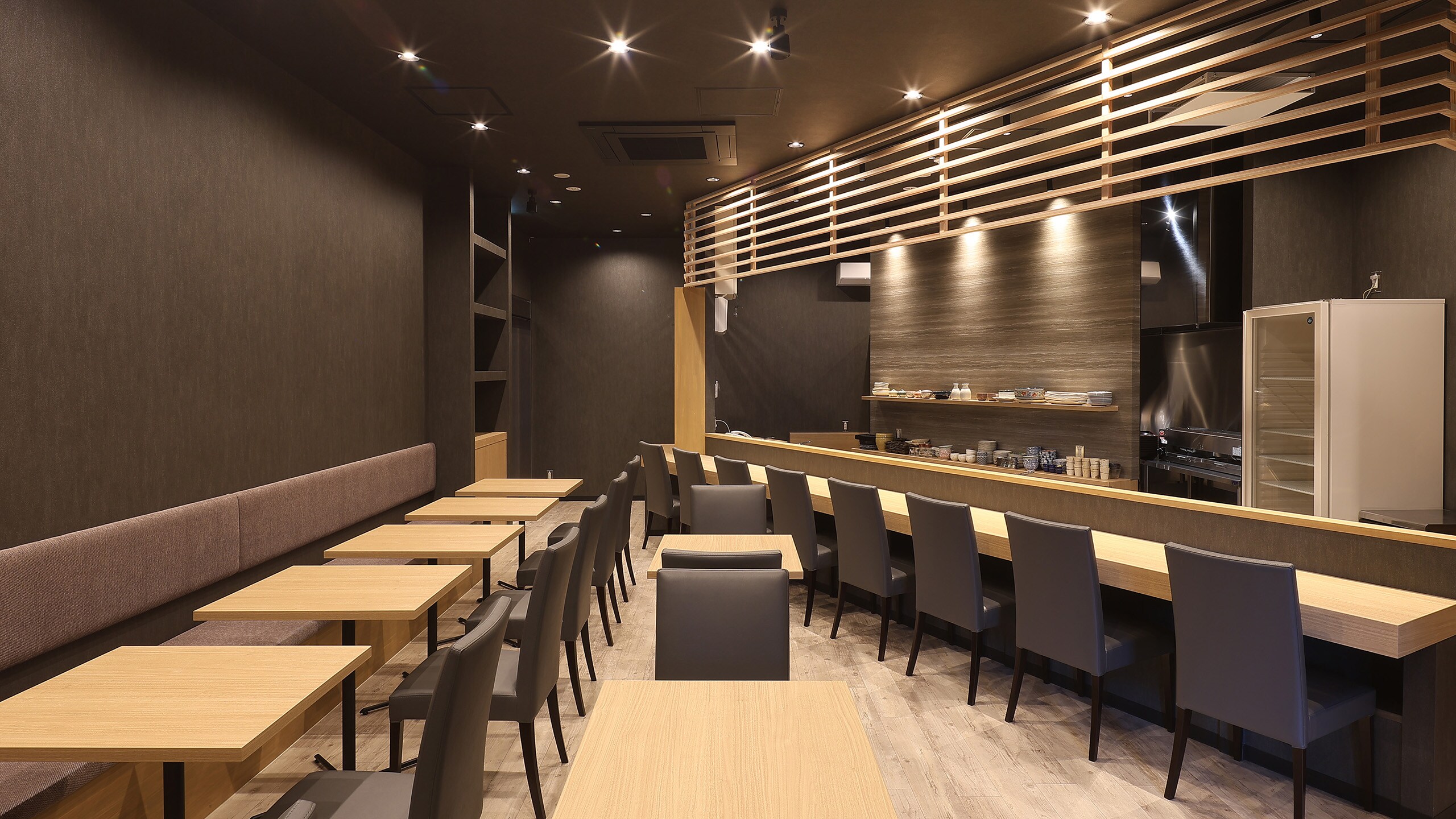 Bên trong nhà hàng