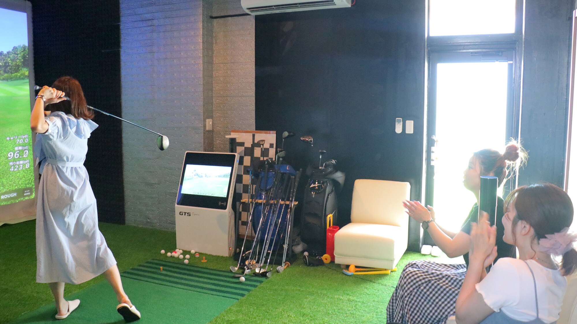 [Máy mô phỏng chơi golf] Hãy tận hưởng trải nghiệm mô phỏng chơi golf chuyên nghiệp trong suốt thời gian lưu trú của bạn!