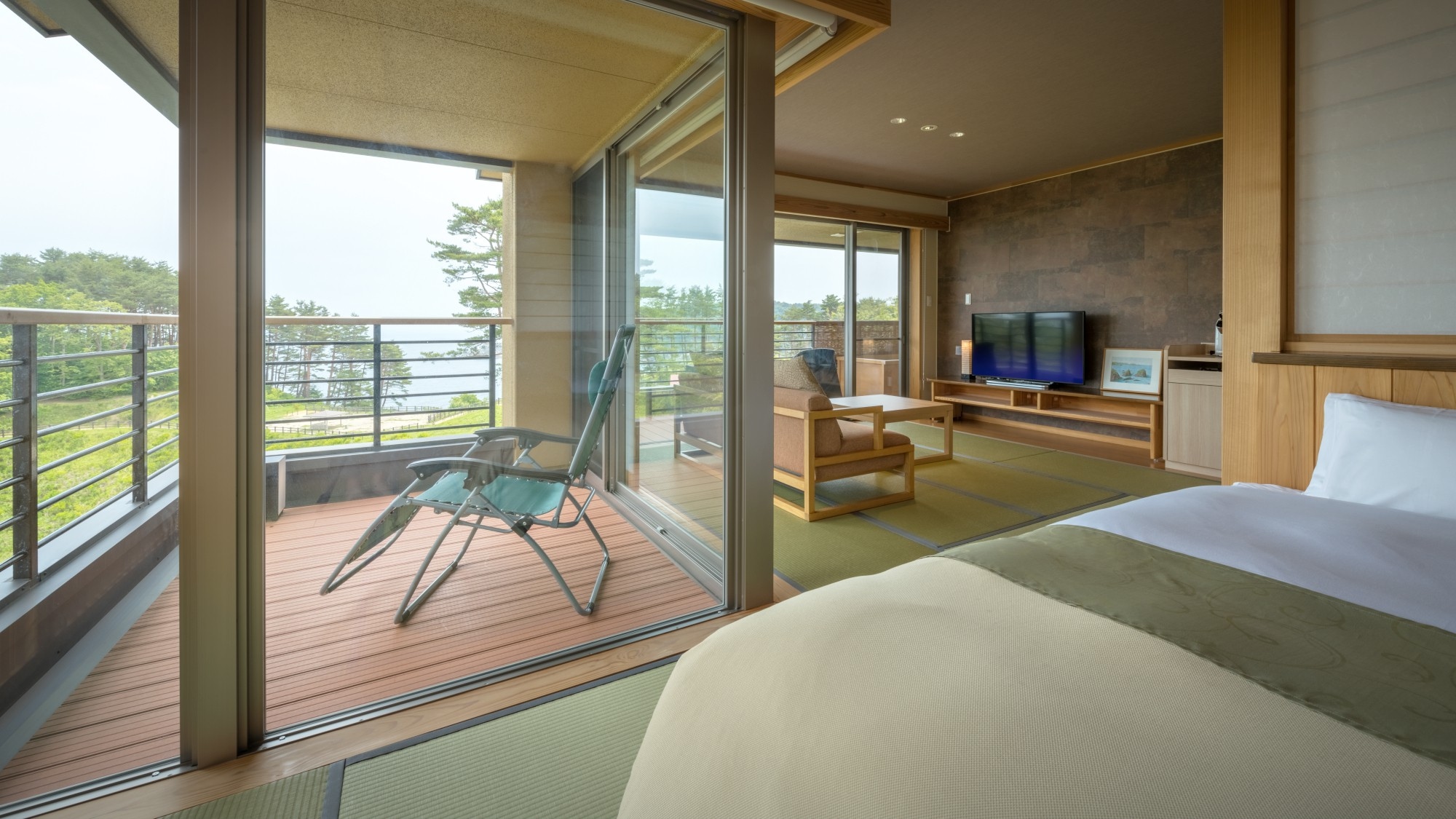 [Jiro's hermitage, 3rd floor] 16 tatami mats, modern Japanese-Western style room with open-air bath ◆ A fluffy bed provides a good dream feeling.