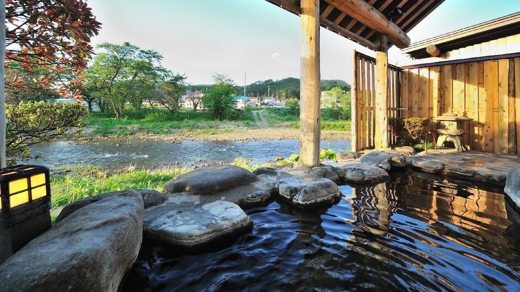 【露天浴池】在山間客棧，你會聽到「歡迎回家」的聲音。潺潺的流水聲和寧靜的環境，讓你彷彿回到了家。