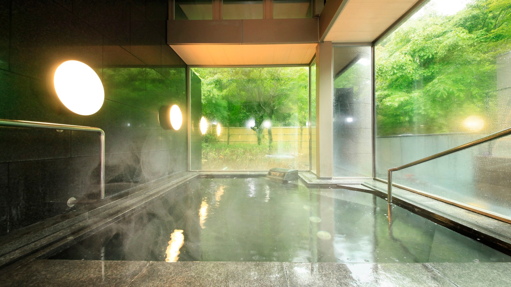 [Large public bath (replacement system)] Large windows are impressive
