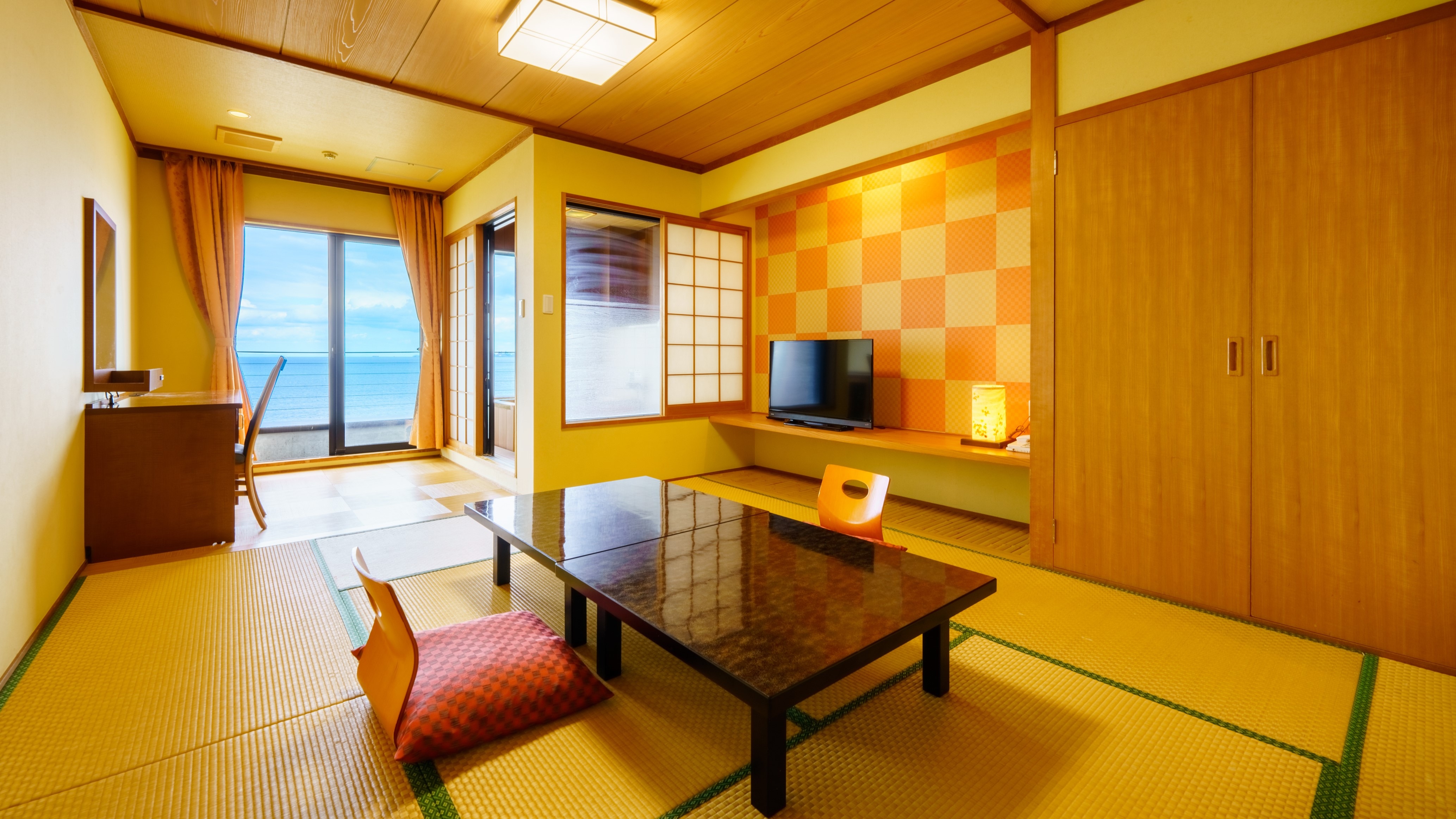 <Japanese-style room with semi-open-air bath>