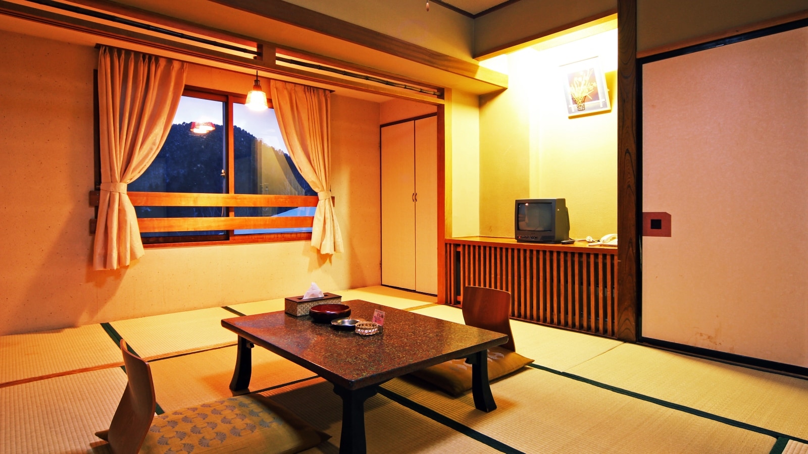 ■ Japanese-style room (8 tatami mats)