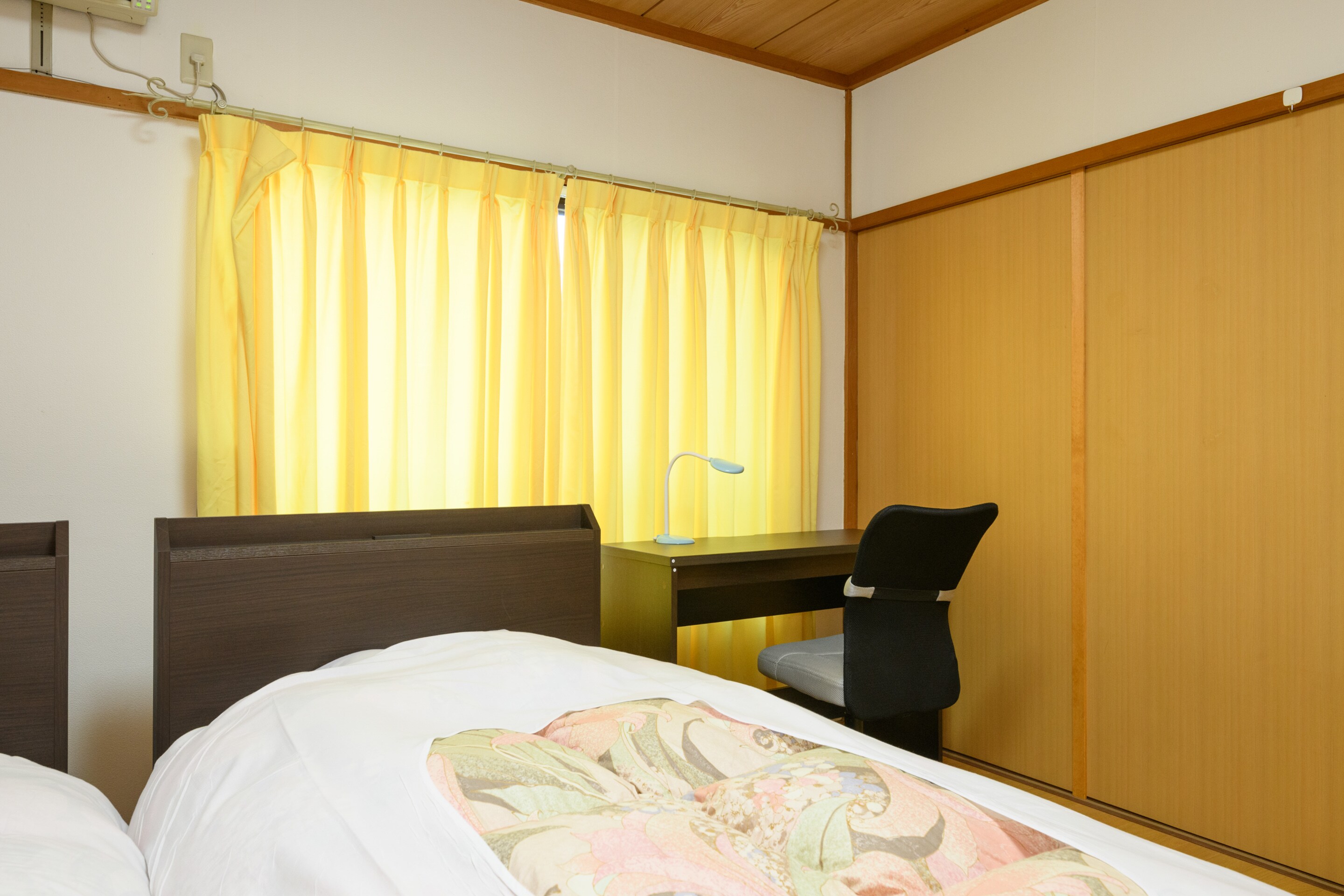 [Non-smoking] Twin room (no bath or toilet)