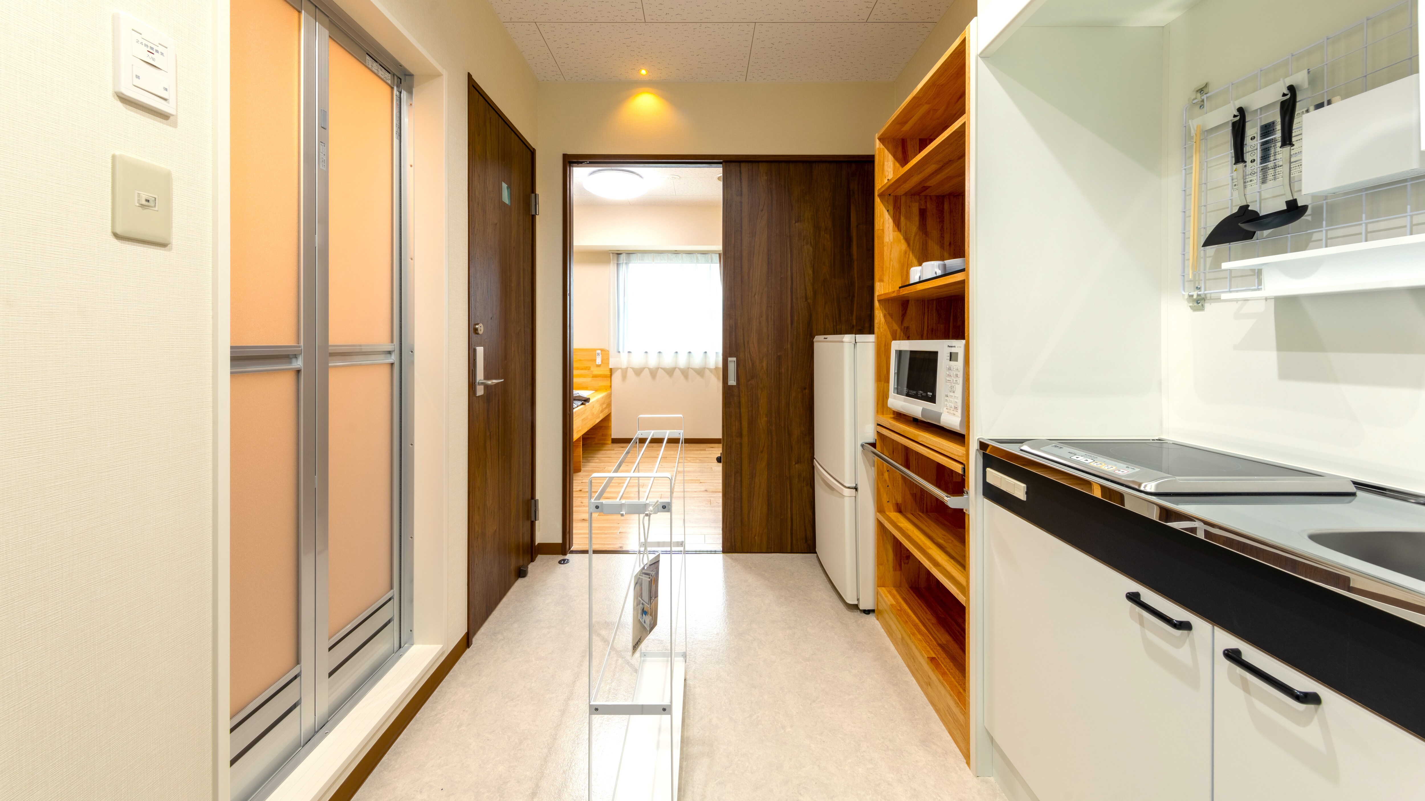 Semua kamar dilengkapi dengan fasilitas yang nyaman seperti mesin cuci, pengering, dan microwave.