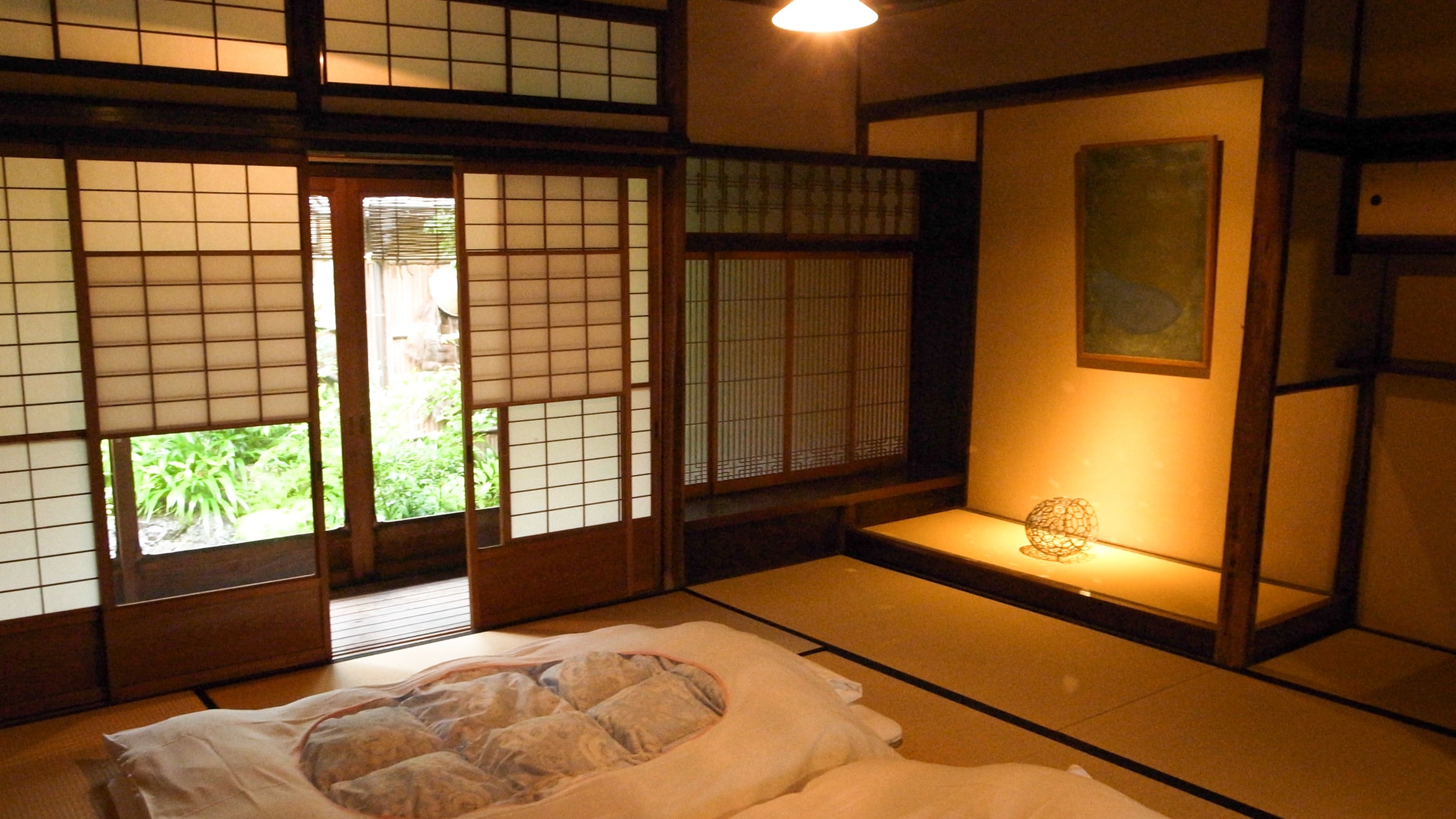 <Phòng Hachiman> Một căn phòng ngủ rộng tám tatami nhìn ra khu vườn phía tây. Màn che shoji là màn che shoji Yukimi và có thể nâng lên hoặc hạ xuống.