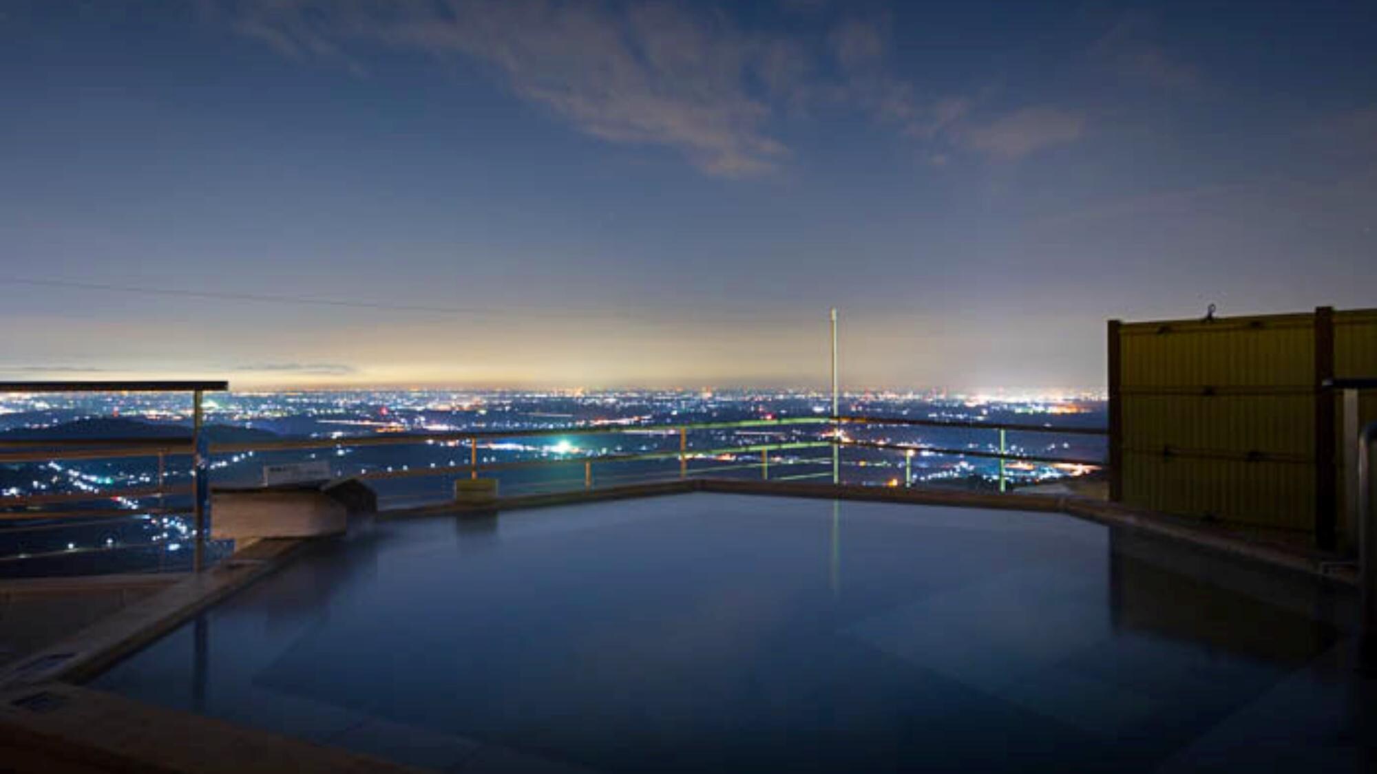 [Top floor panoramic open-air bath]